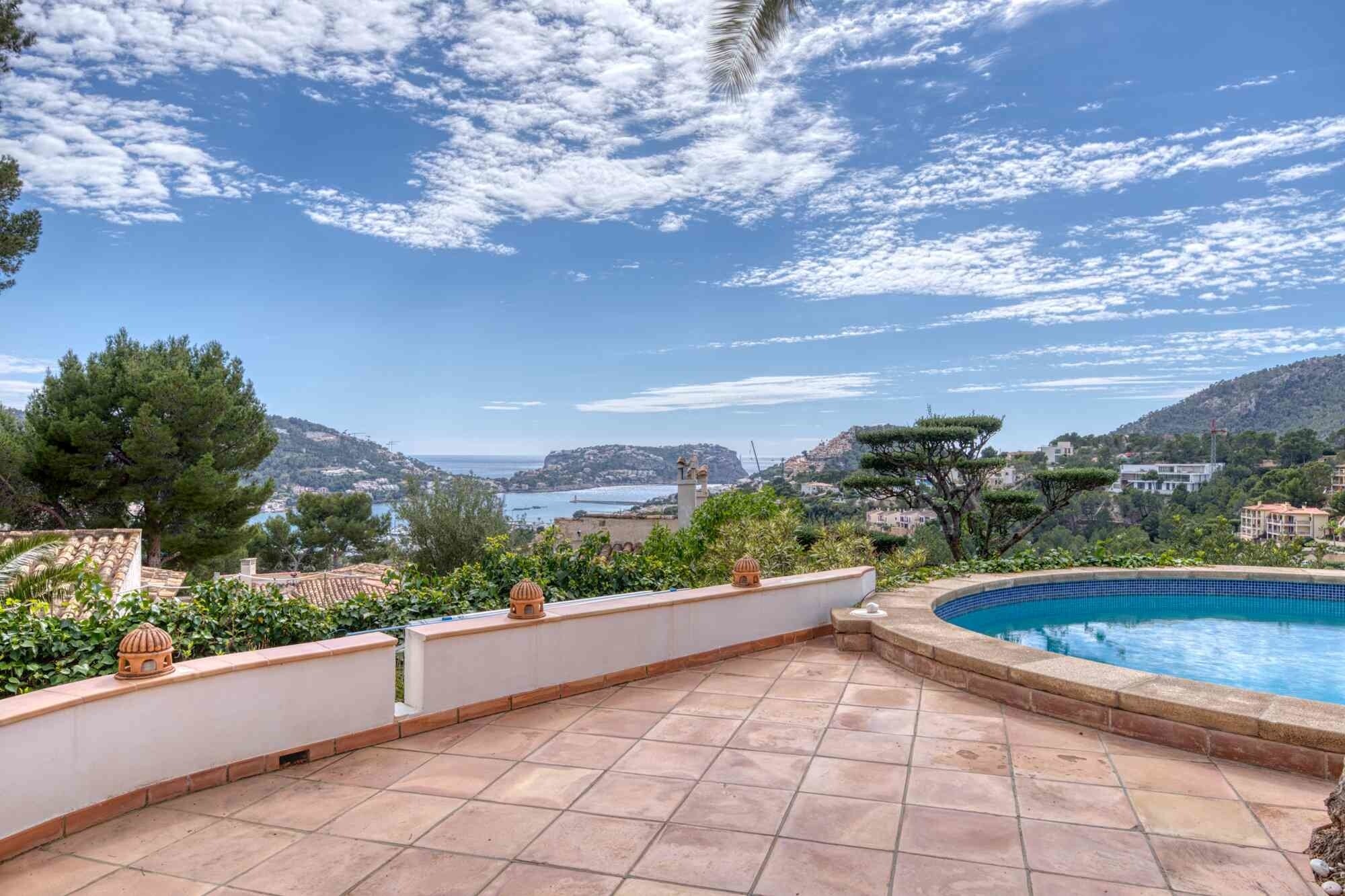 Mediterrane Villa mit spektakulärem Hafen- und Meerblick