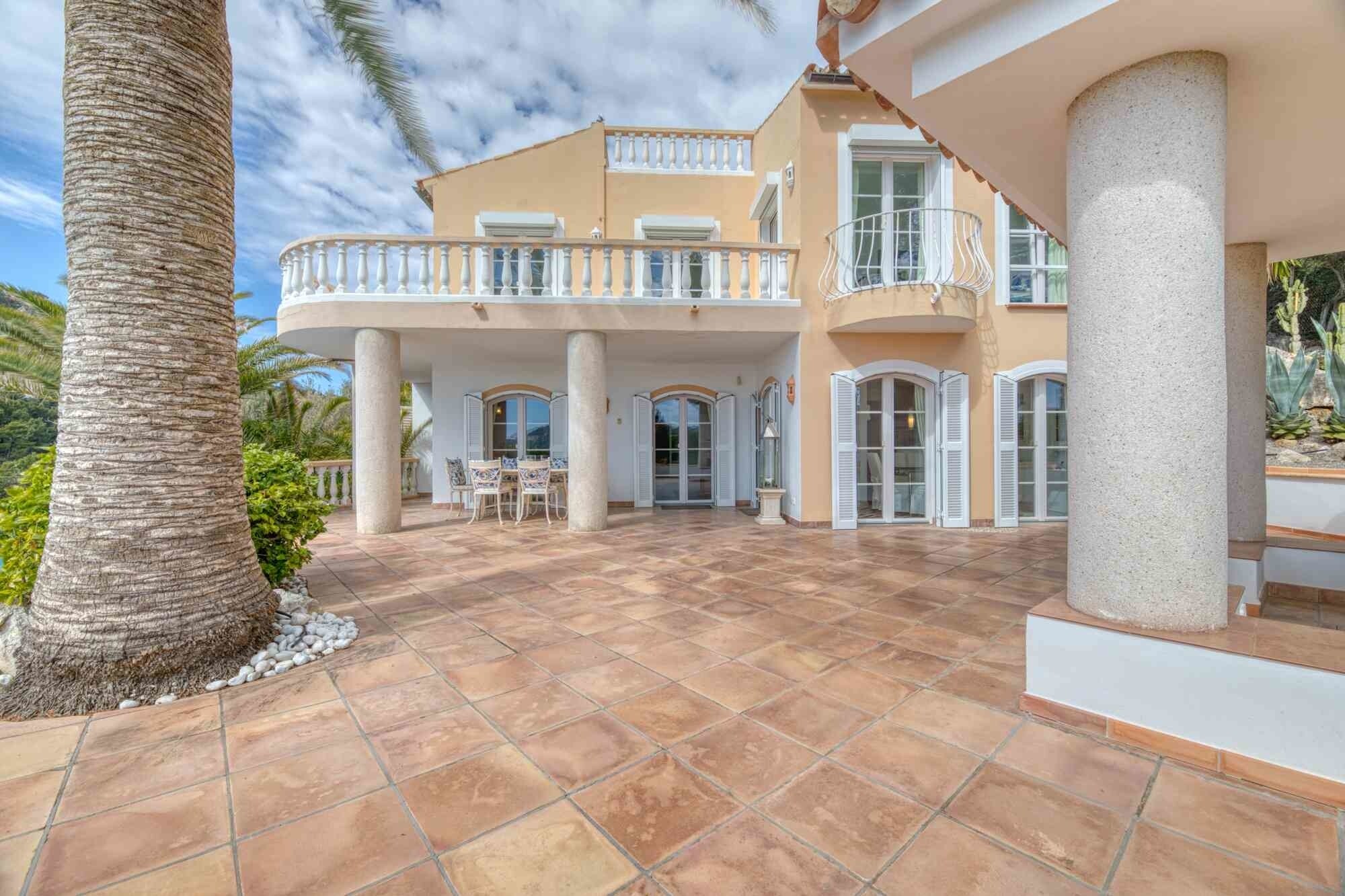 Mediterrane Villa mit spektakulärem Hafen- und Meerblick