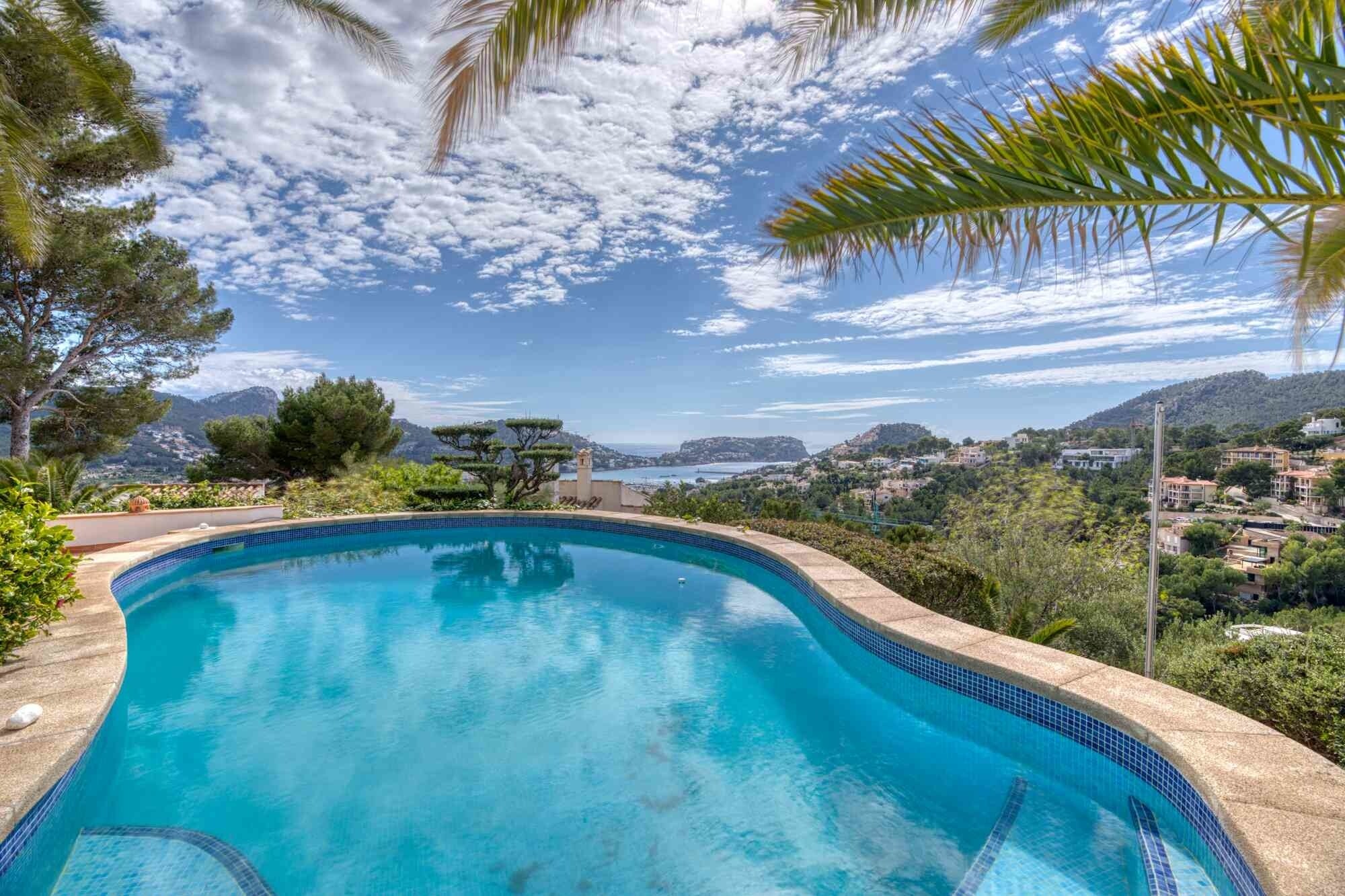 Mediterrane Villa mit spektakulärem Hafen- und Meerblick