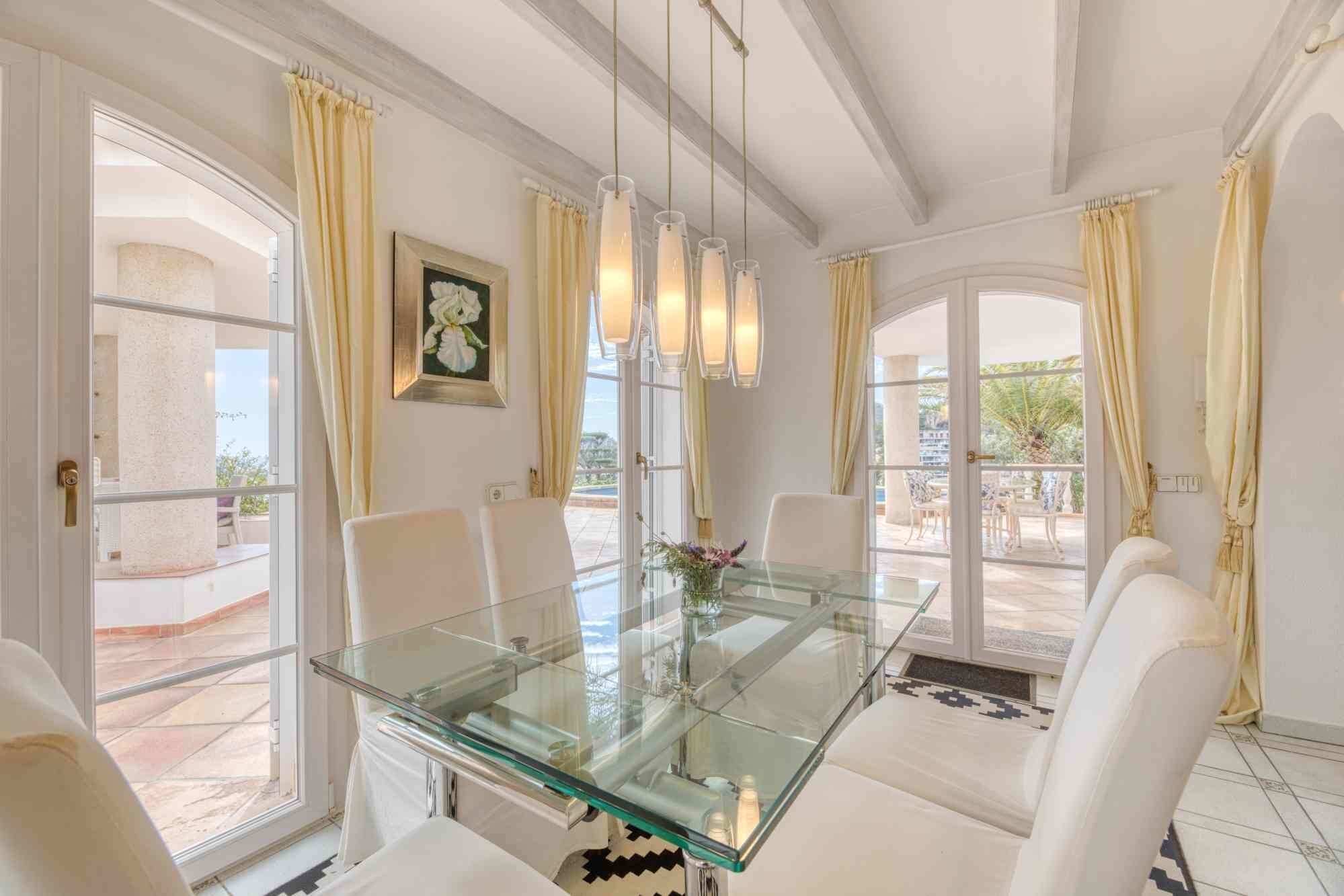 Mediterrane Villa mit spektakulärem Hafen- und Meerblick
