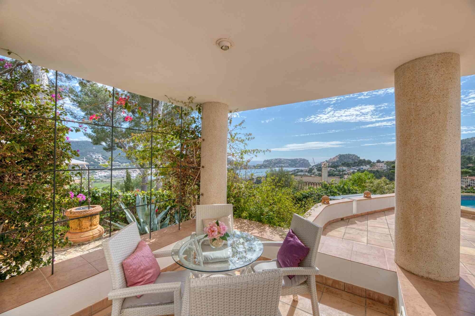 Mediterrane Villa mit spektakulärem Hafen- und Meerblick