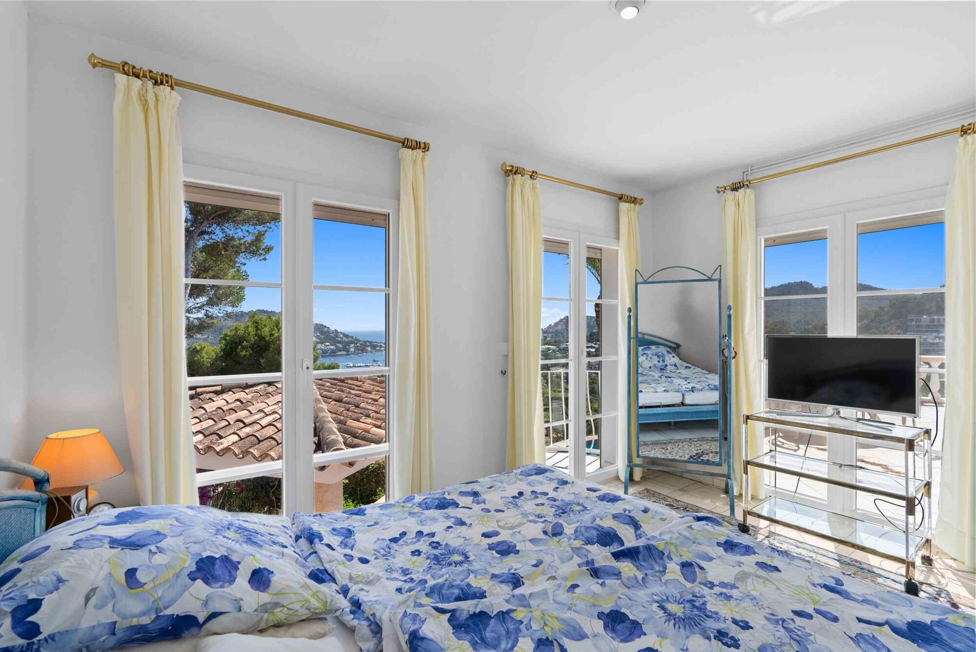 Mediterrane Villa mit spektakulärem Hafen- und Meerblick
