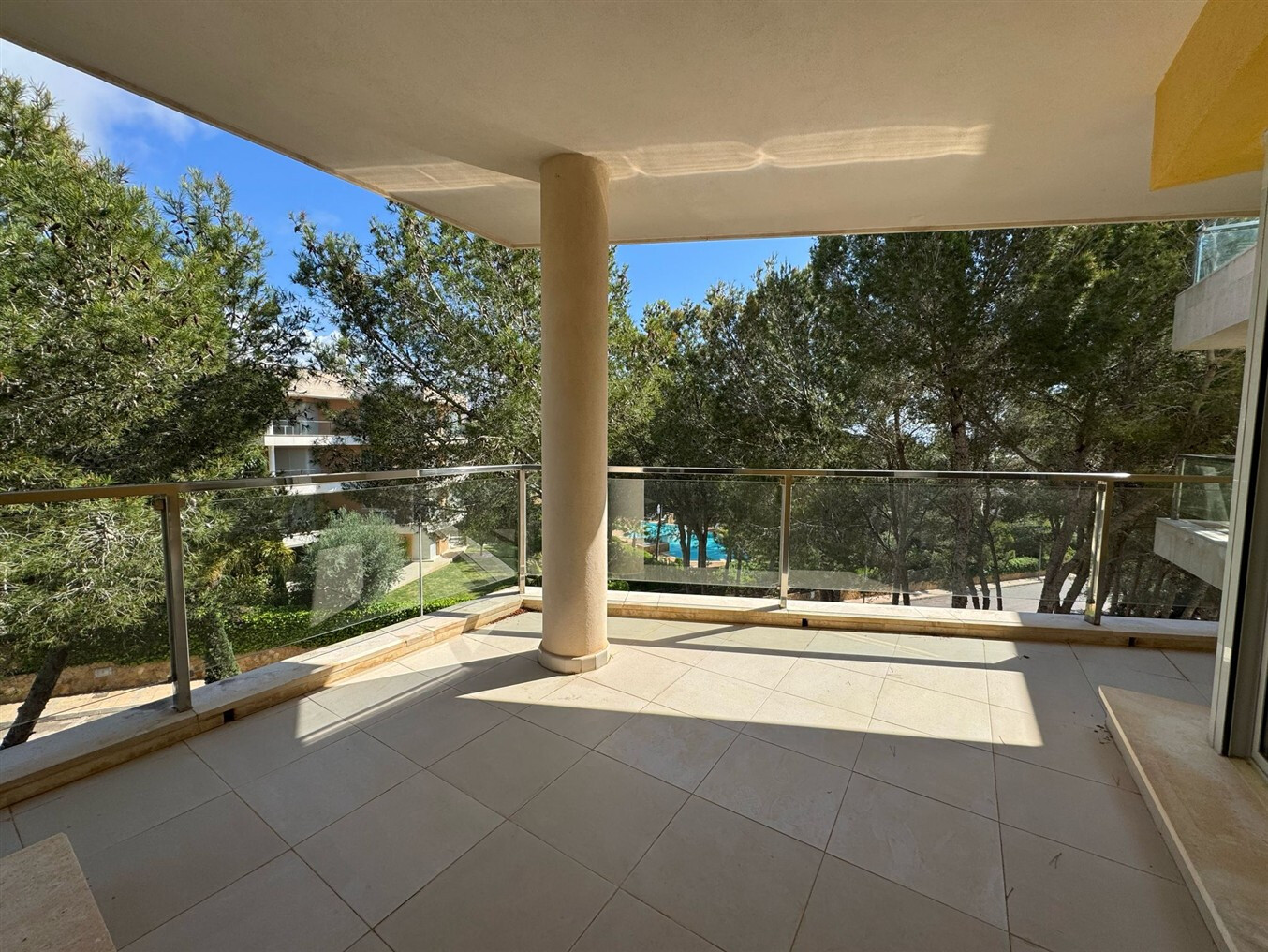 Modernes Penthouse mit grosser Dachterrasse und Meerblick