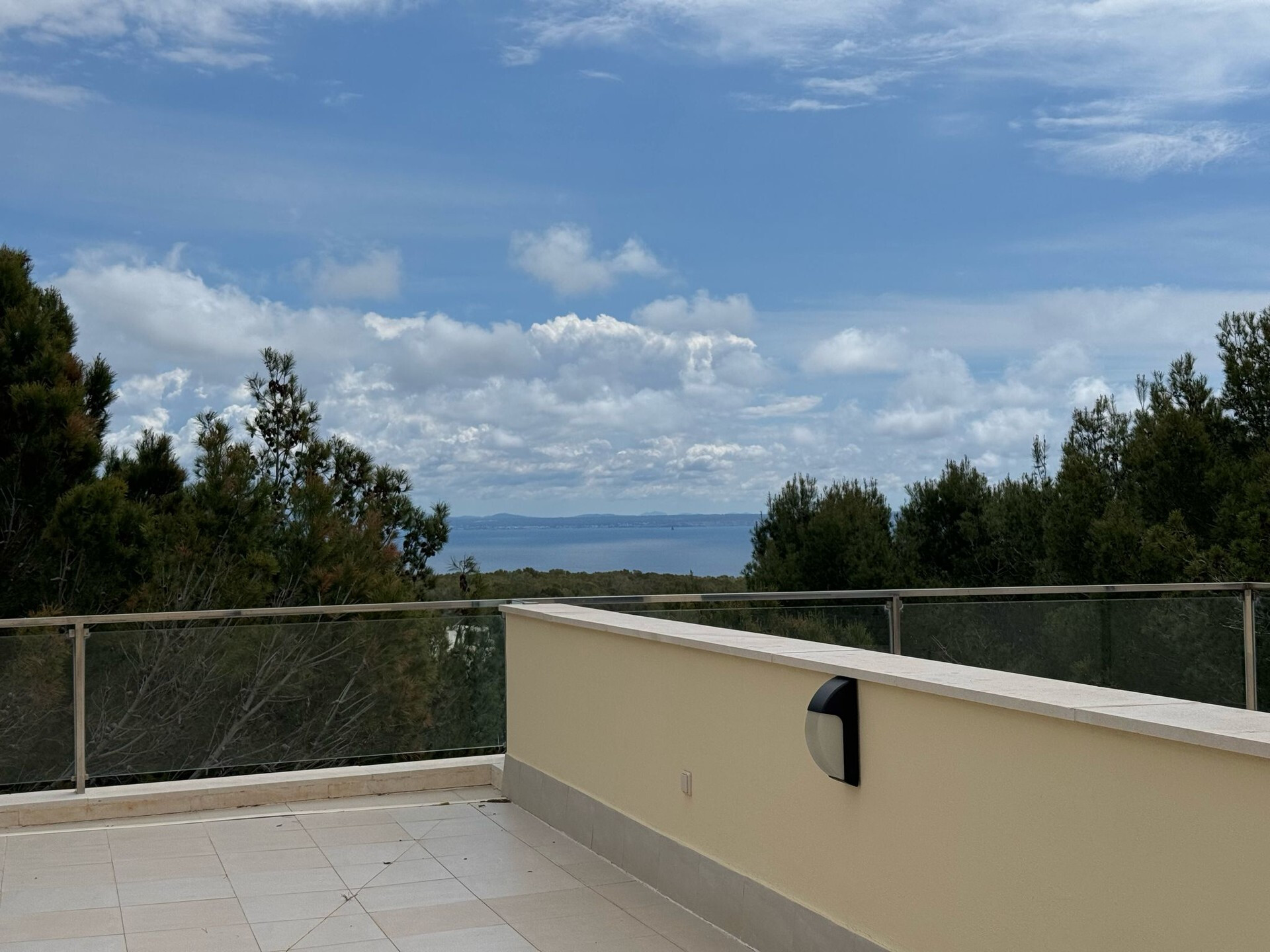 Modernes Penthouse mit grosser Dachterrasse und Meerblick