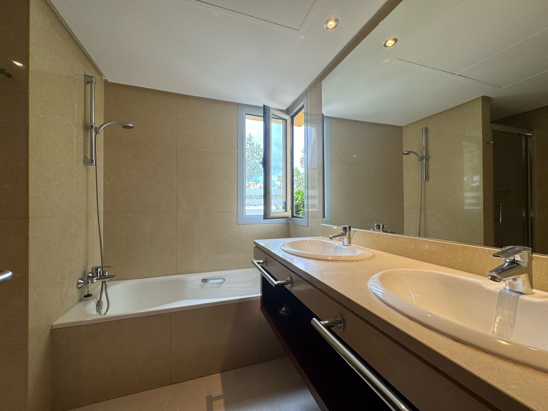Modernes Penthouse mit grosser Dachterrasse und Meerblick