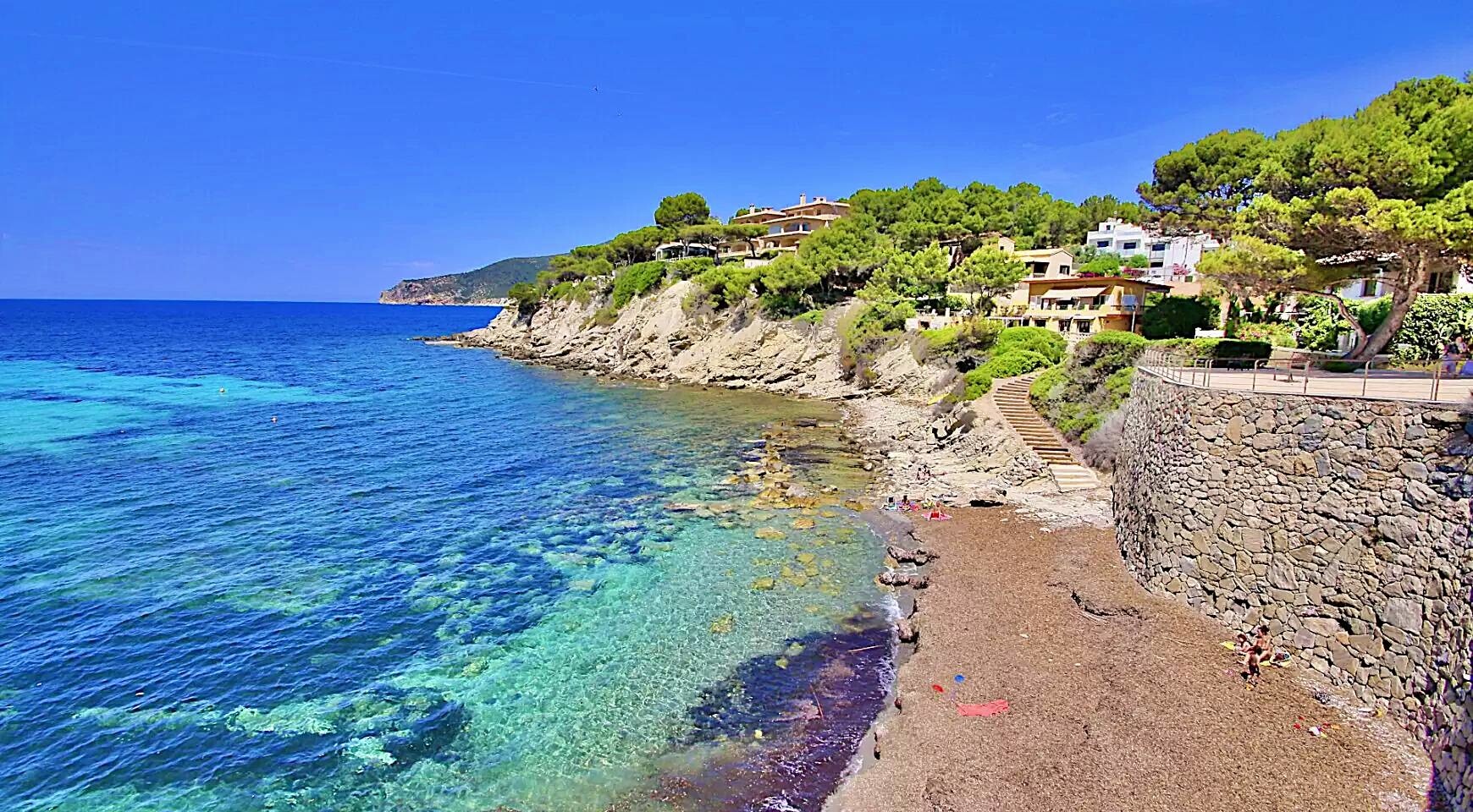 Apartamento con vista al mar en un complejo con una gran piscina