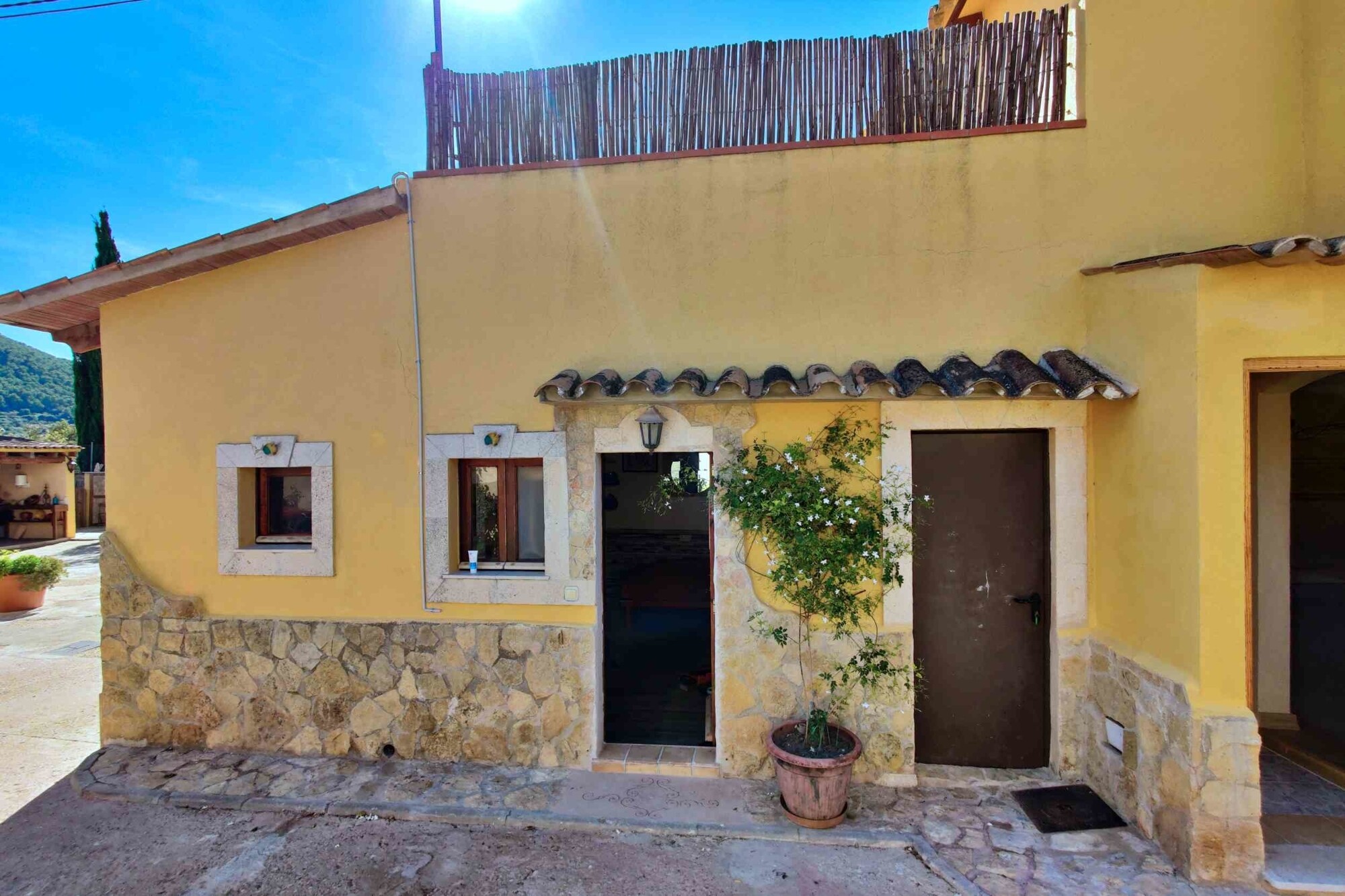INVESTMENT: Property with a total of 4 units