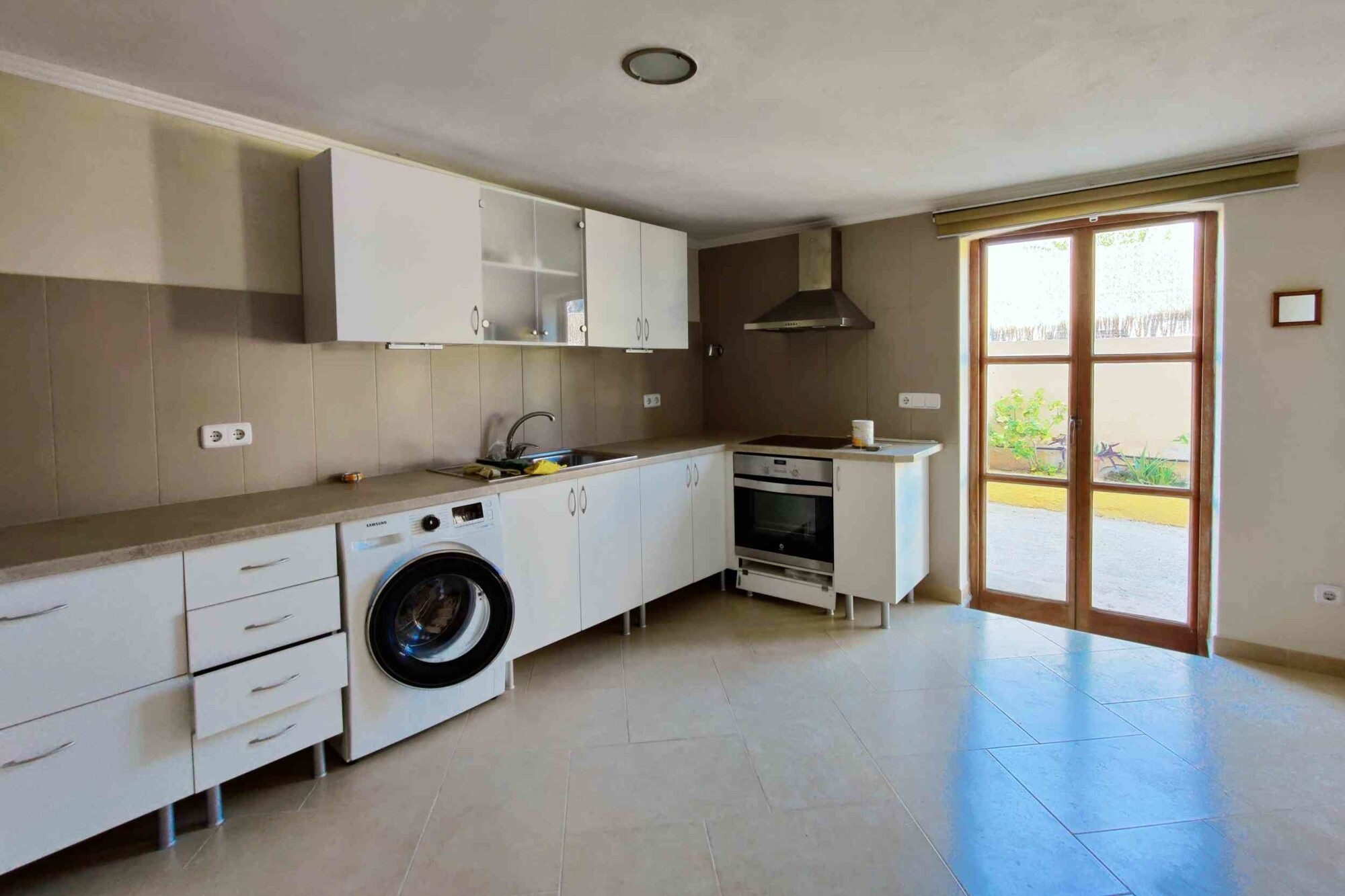 INVESTMENT: Property with a total of 4 units