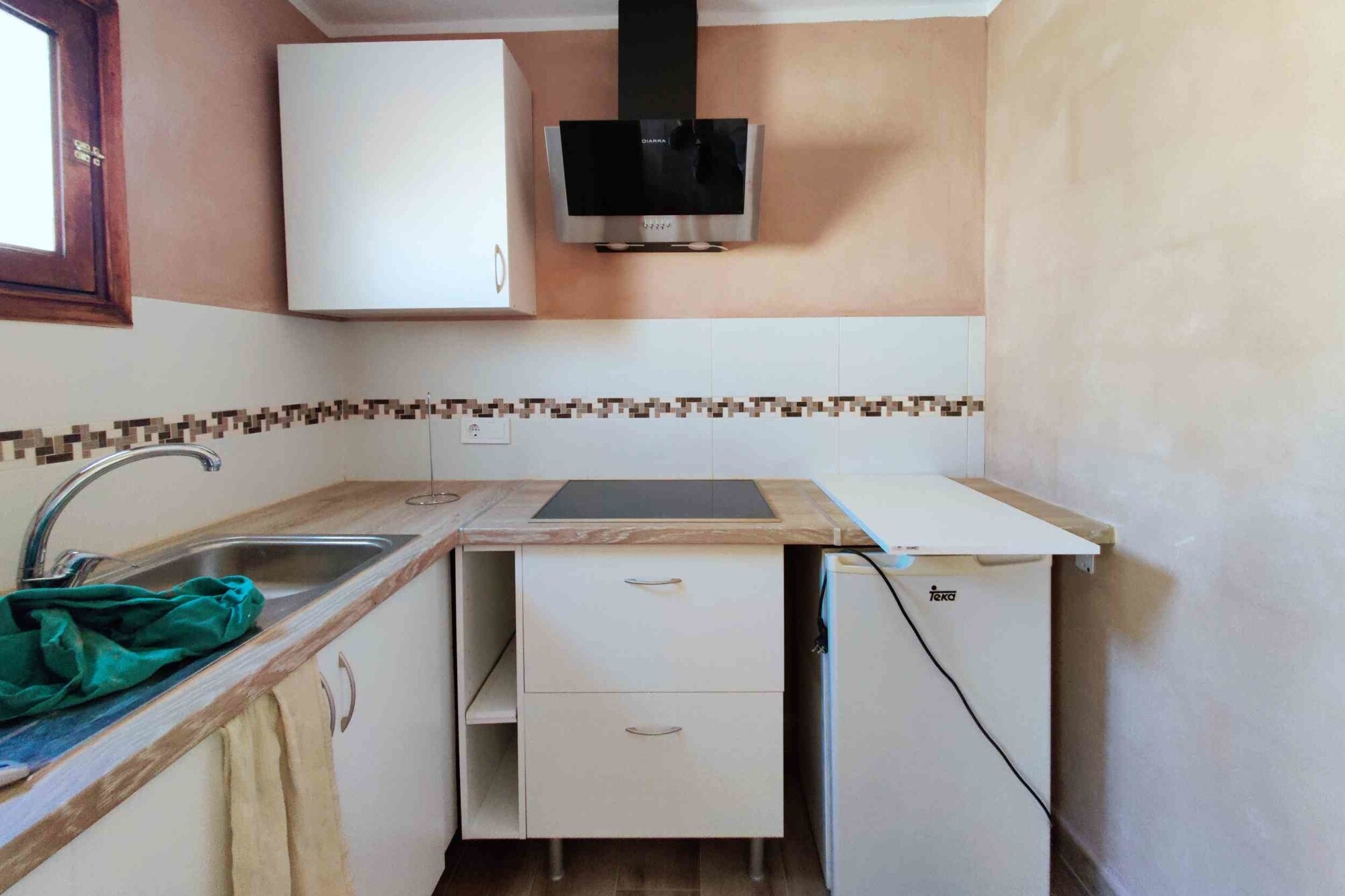 INVESTMENT: Property with a total of 4 units