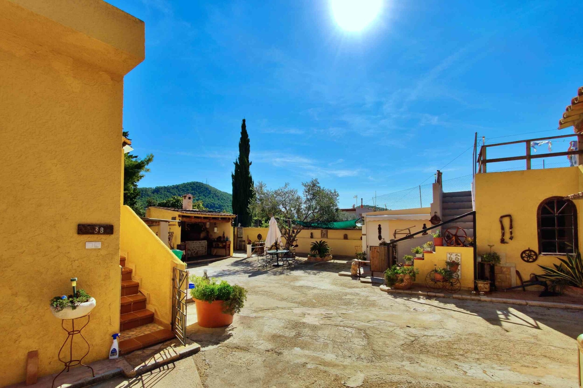 INVESTMENT: Property with a total of 4 units