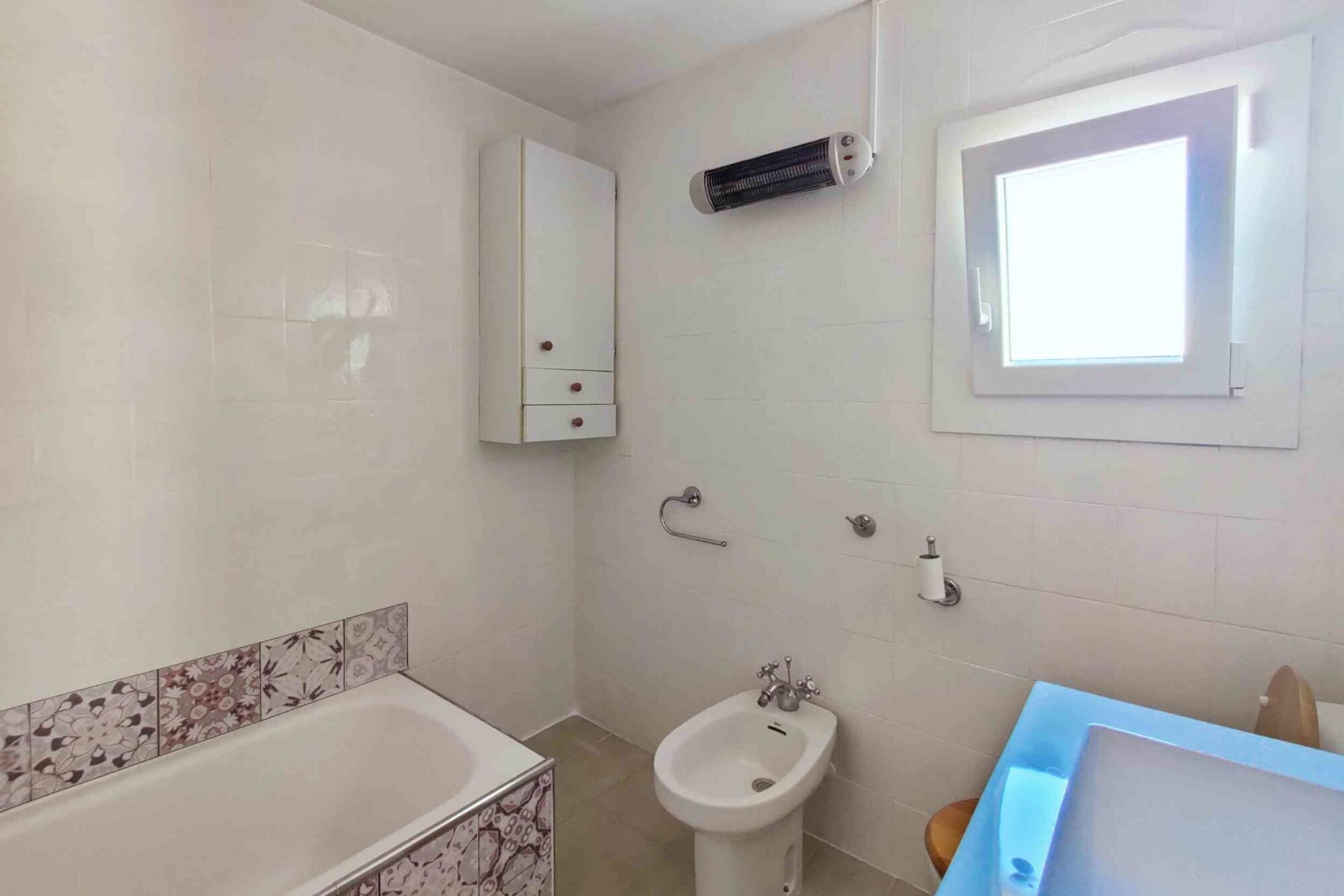 INVESTMENT: Property with a total of 4 units