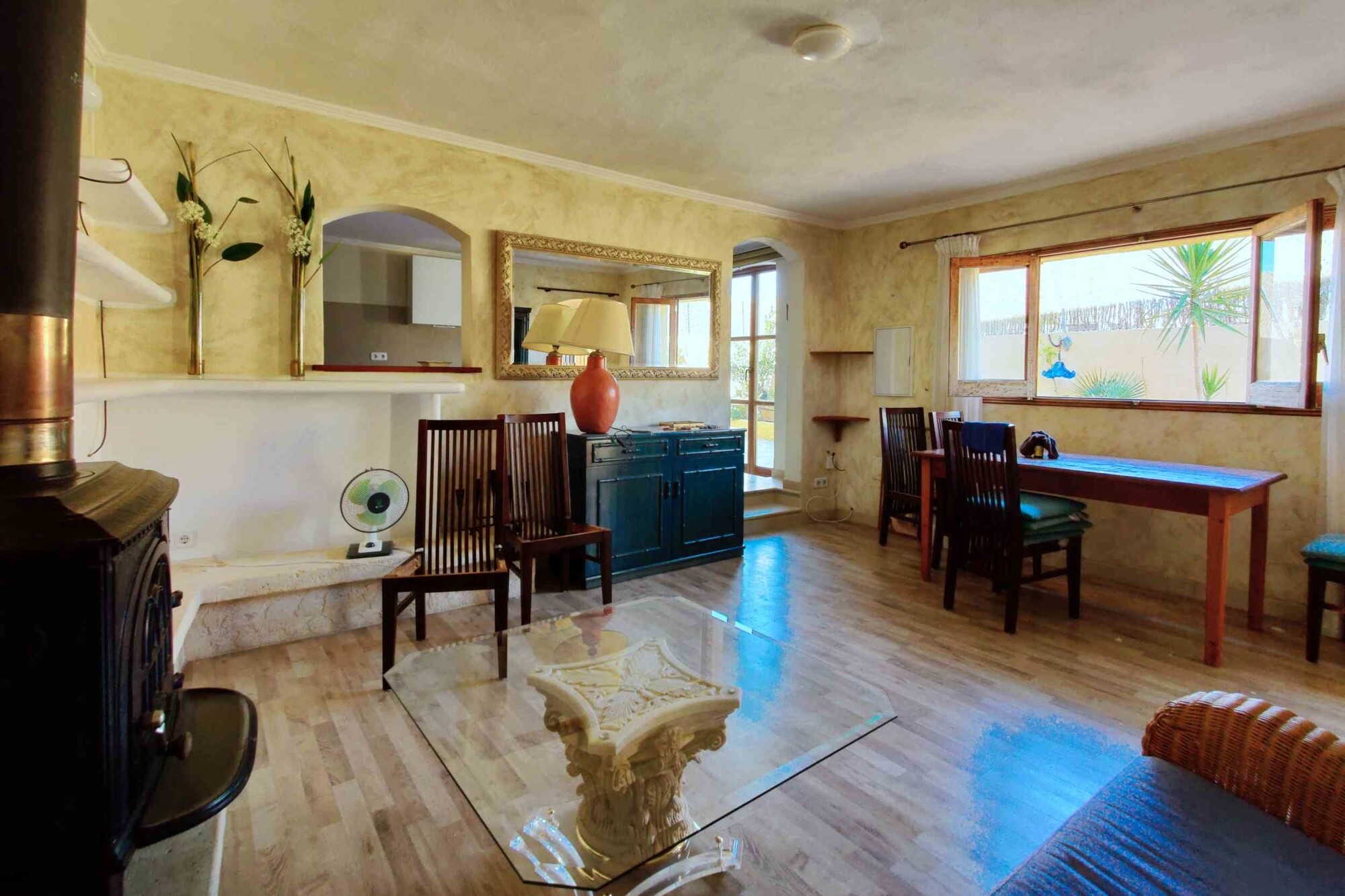 INVESTMENT: Property with a total of 4 units