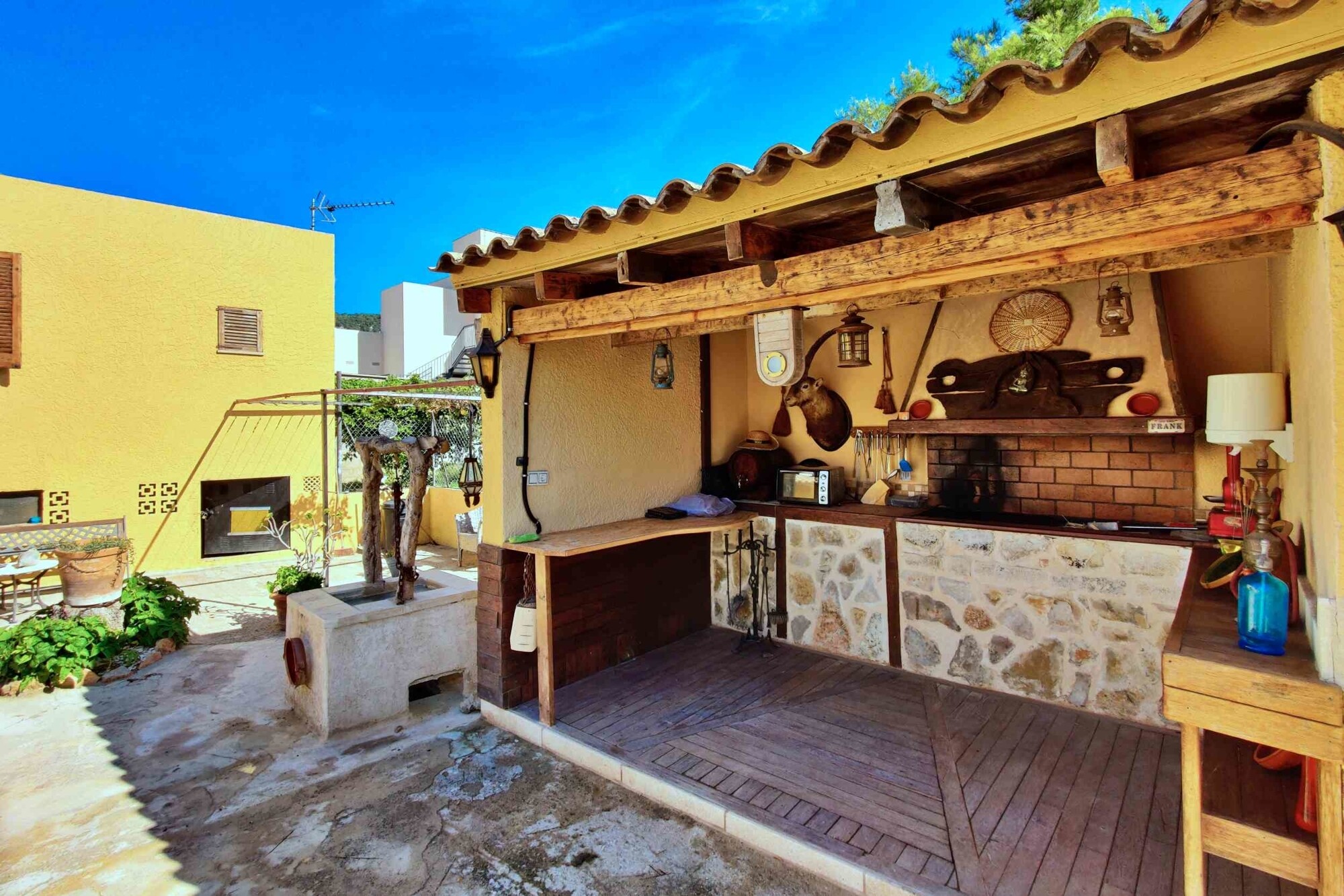 INVESTMENT: Property with a total of 4 units