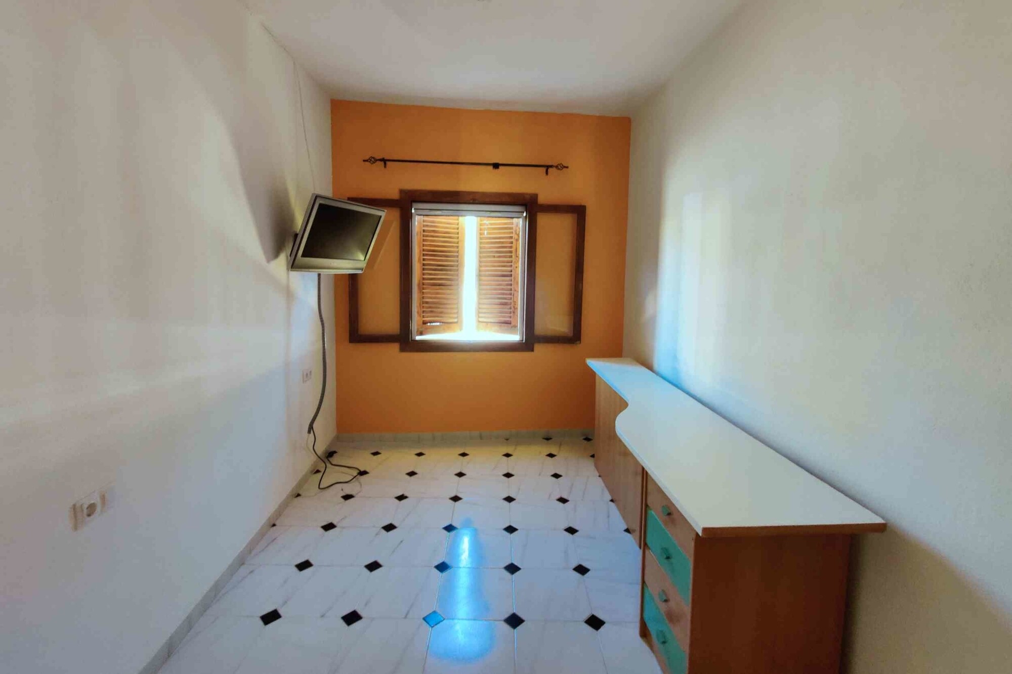 INVESTMENT: Property with a total of 4 units