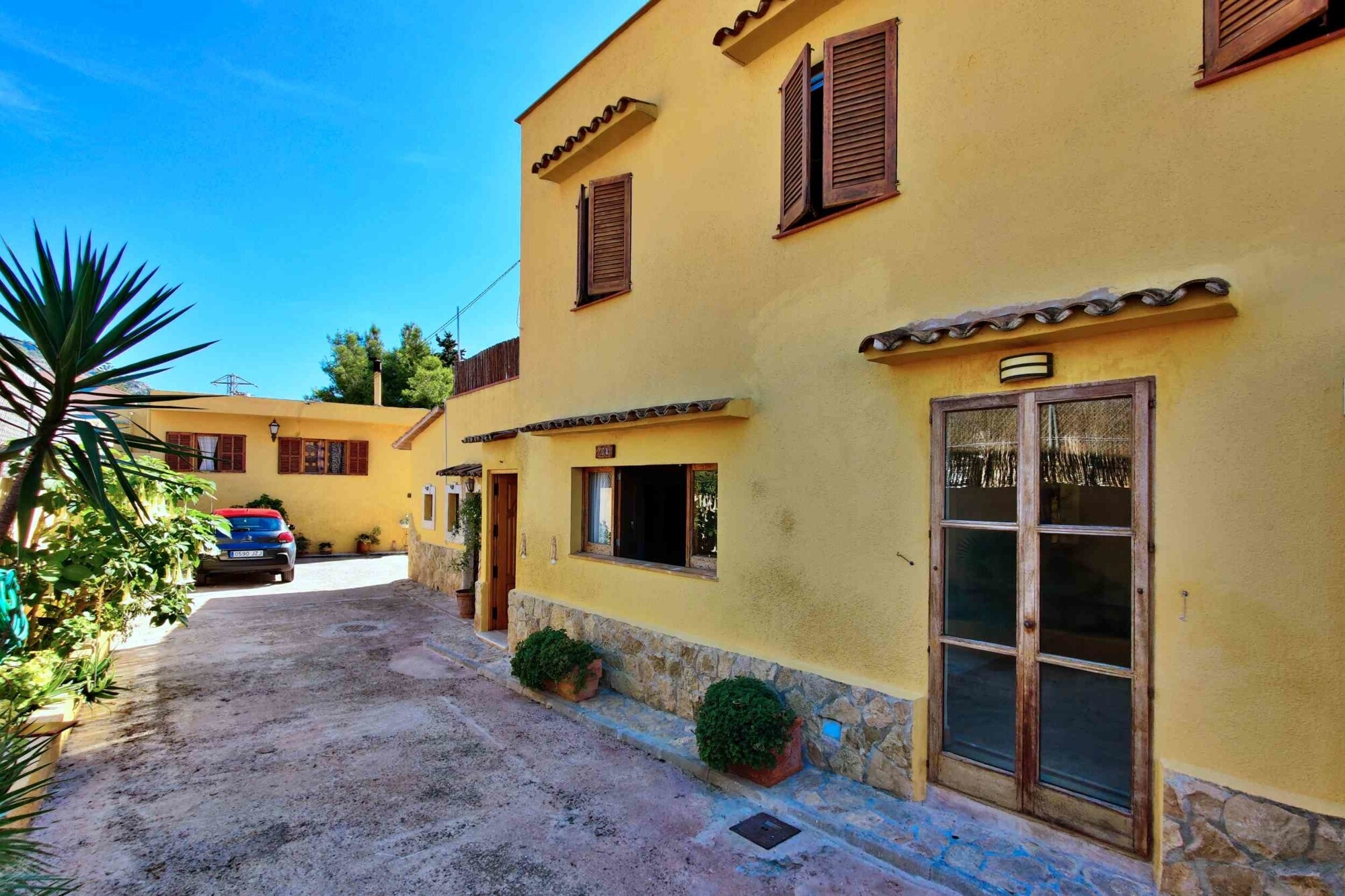 INVESTMENT: Property with a total of 4 units