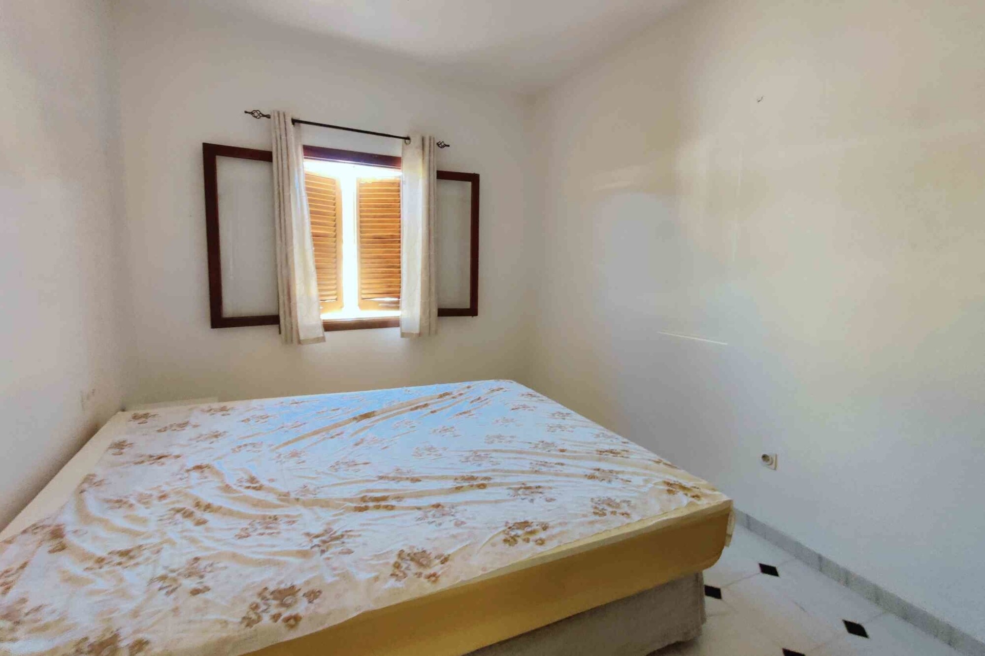 INVESTMENT: Property with a total of 4 units