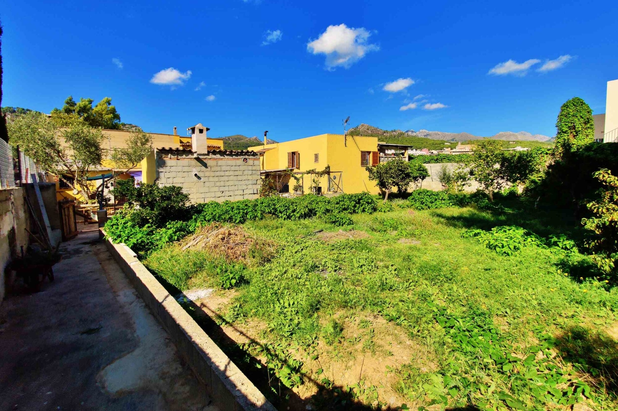 INVESTMENT: Property with a total of 4 units
