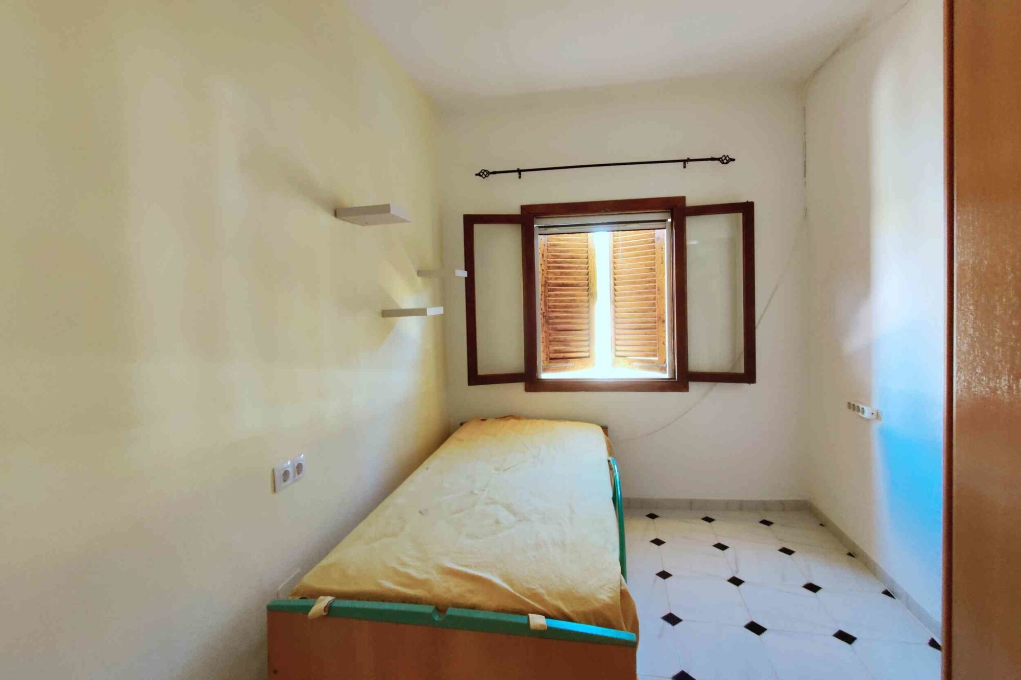 INVESTMENT: Property with a total of 4 units