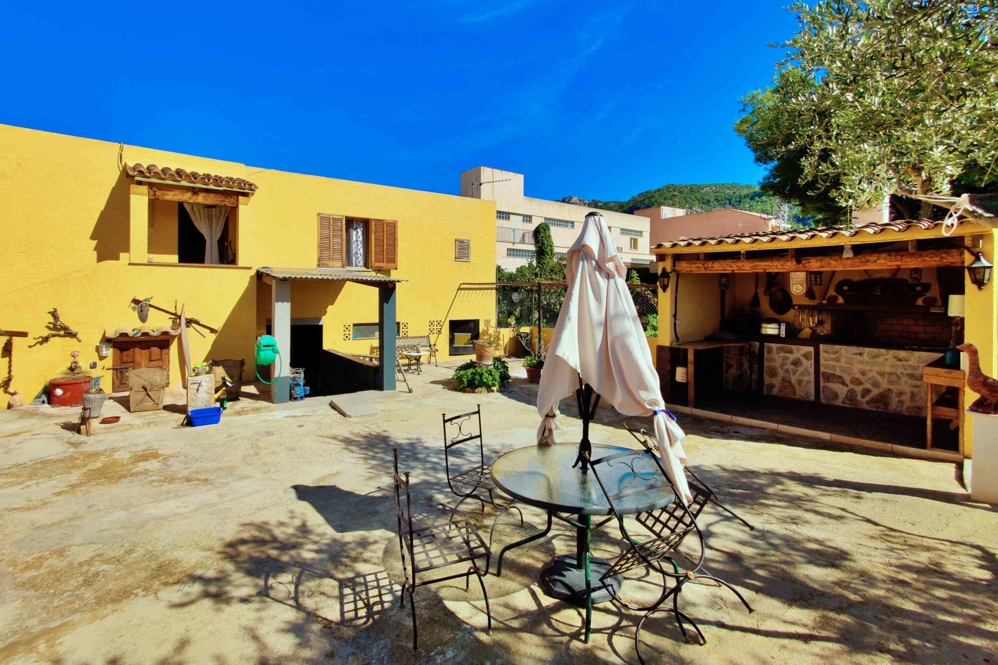 INVESTMENT: Property with a total of 4 units