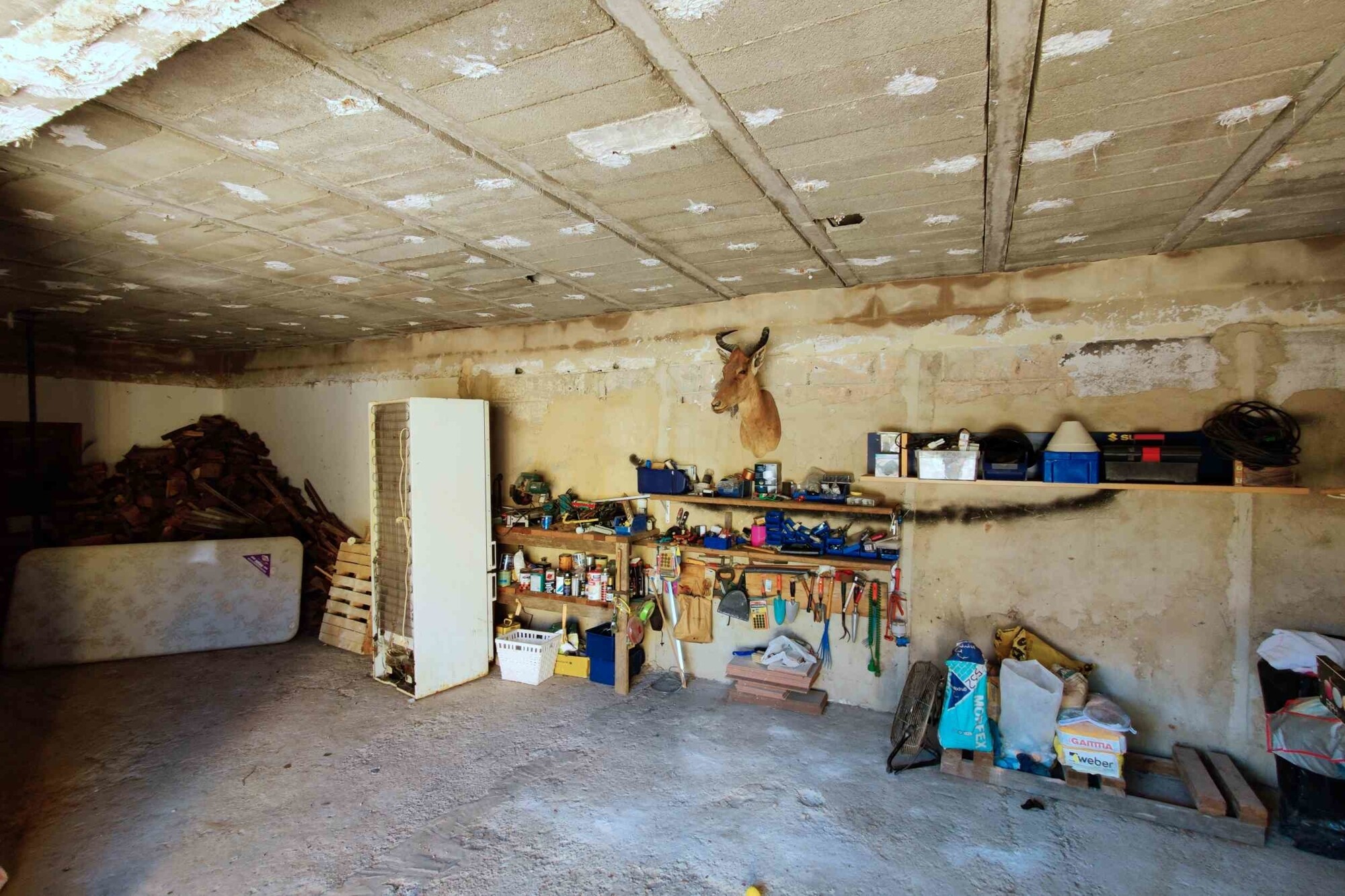 INVESTMENT: Property with a total of 4 units