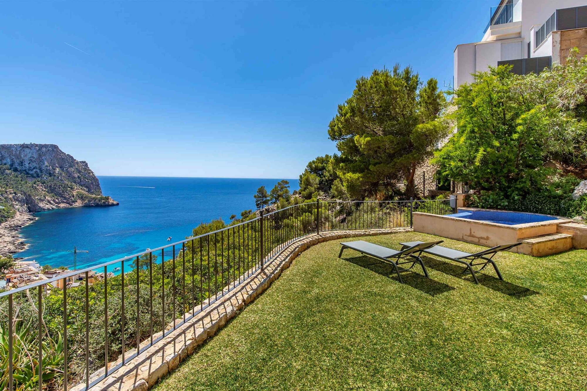 Large garden apartment in luxury residence "Gran Folies"