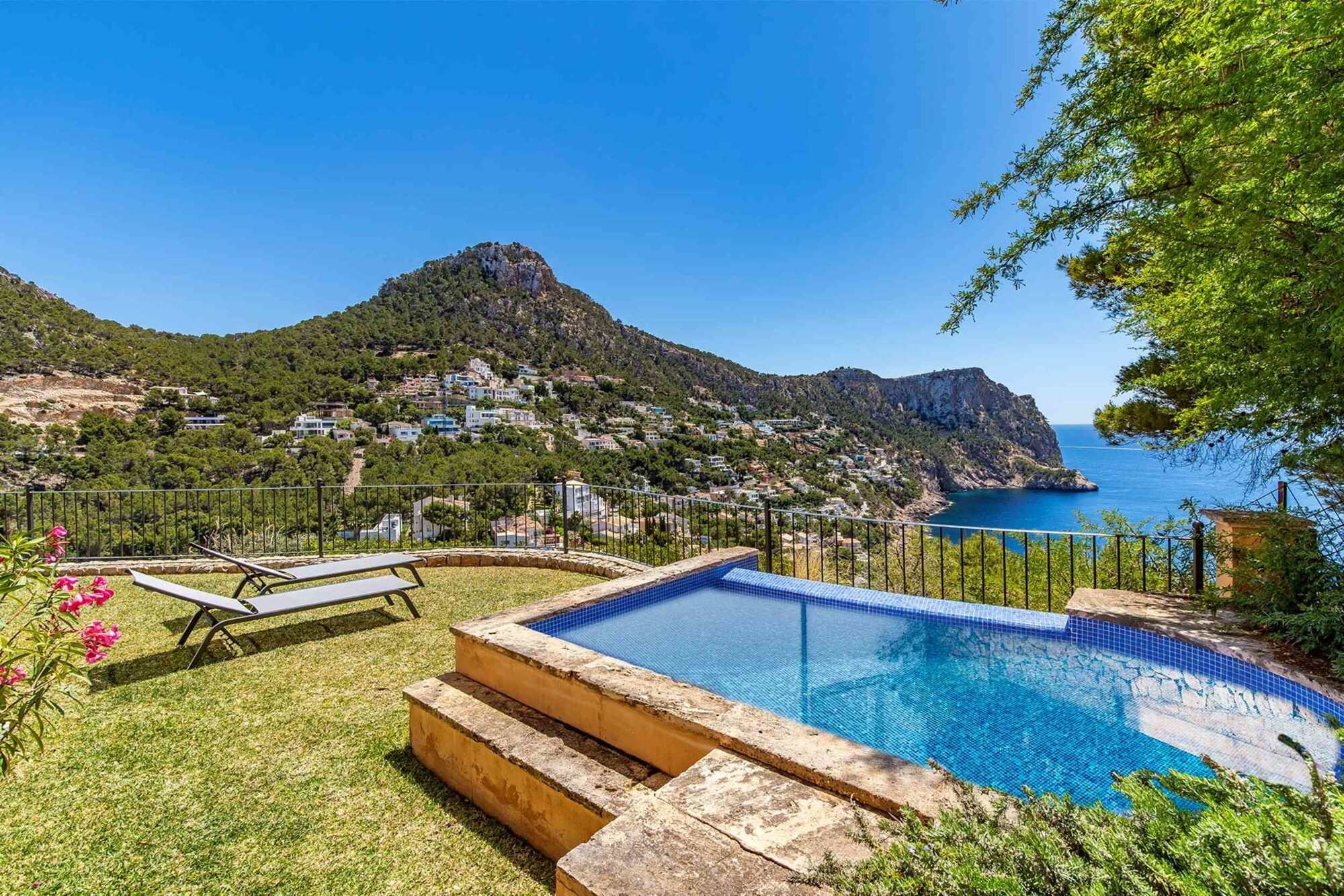 Large garden apartment in luxury residence "Gran Folies"