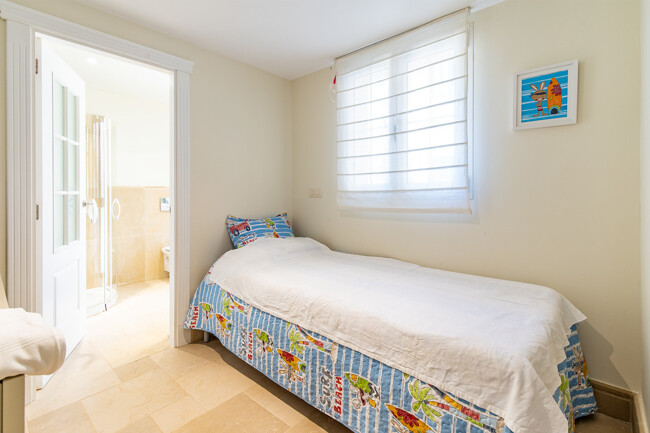 Large garden apartment in luxury residence "Gran Folies"