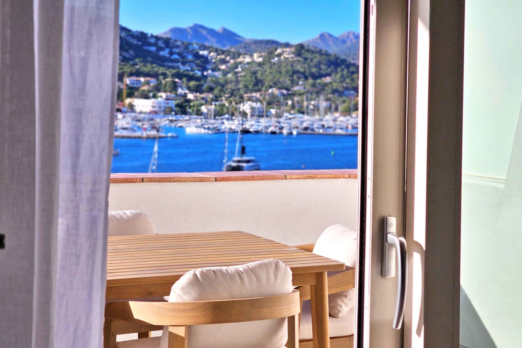 Piso reformado con vistas de 180° al mar, al puerto y a la montaña