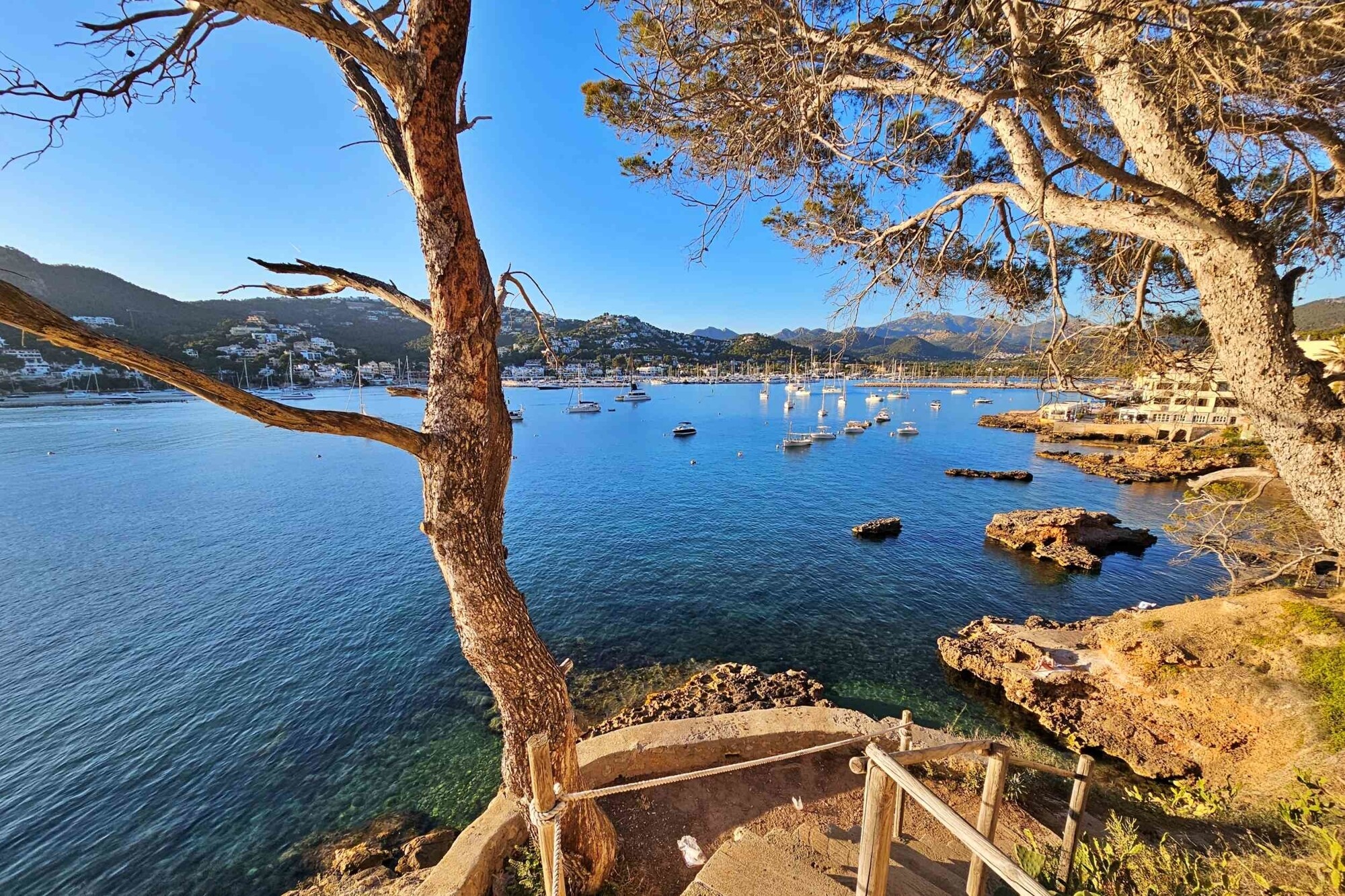 Piso reformado con vistas de 180° al mar, al puerto y a la montaña