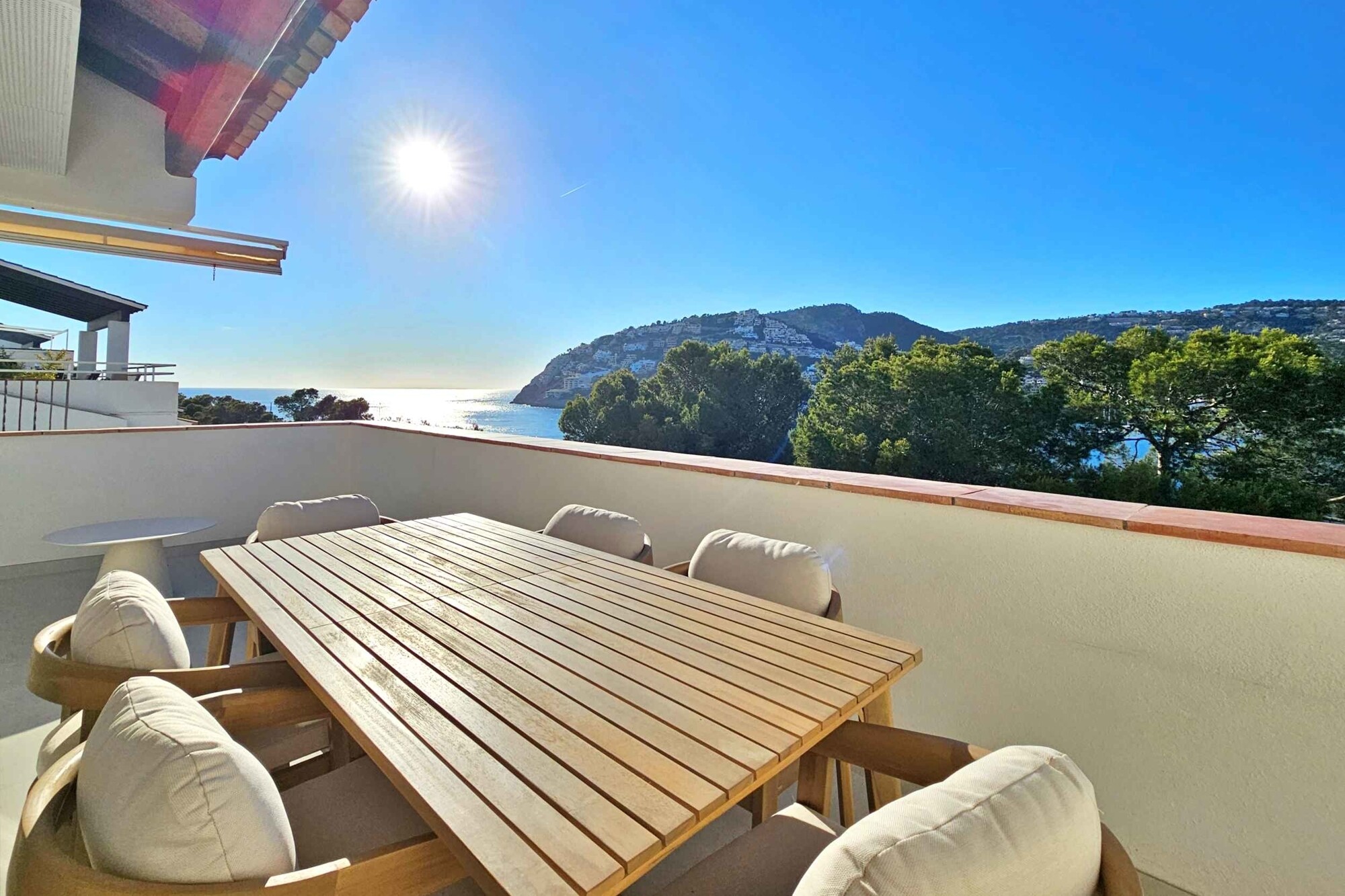 Piso reformado con vistas de 180° al mar, al puerto y a la montaña