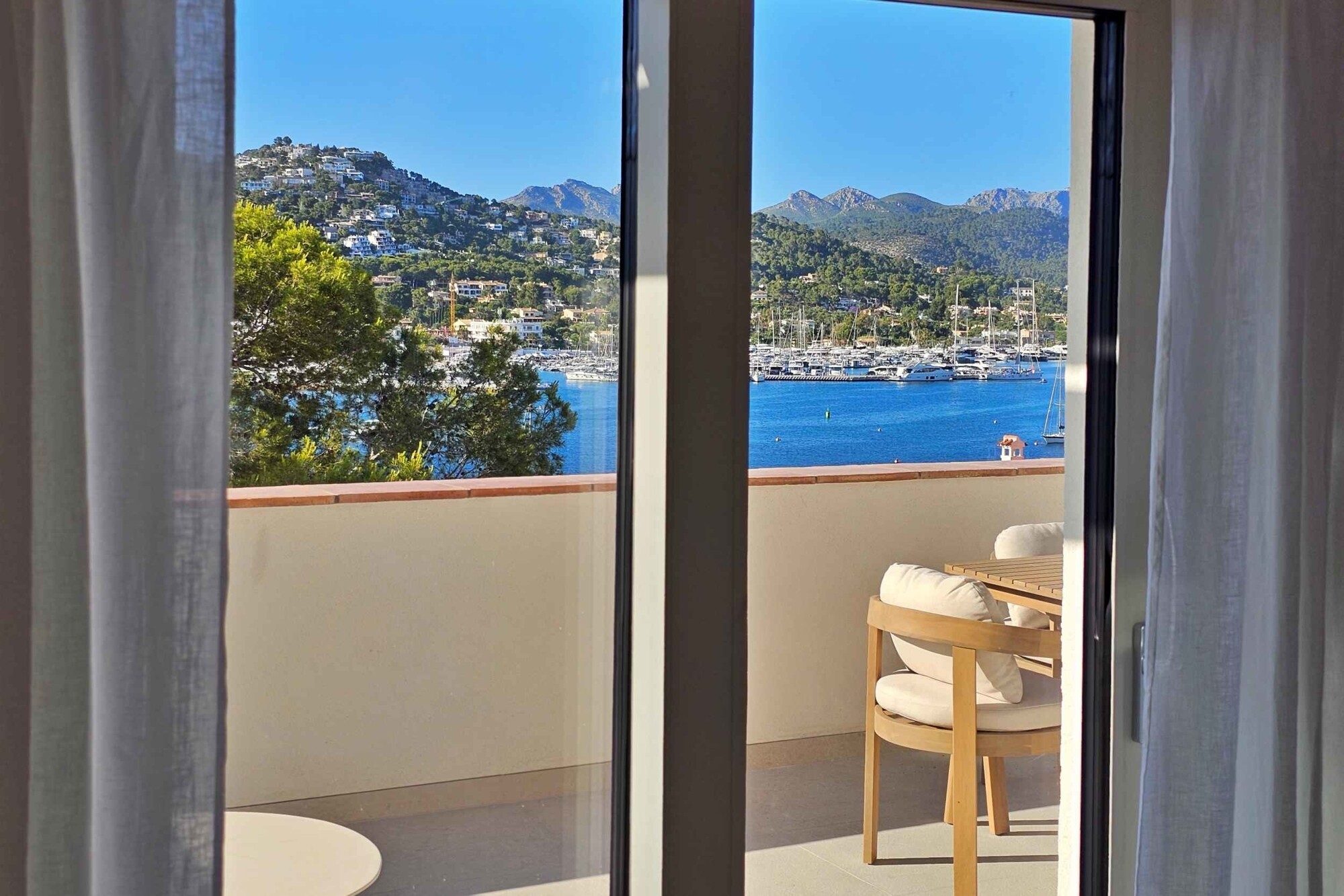 Piso reformado con vistas de 180° al mar, al puerto y a la montaña