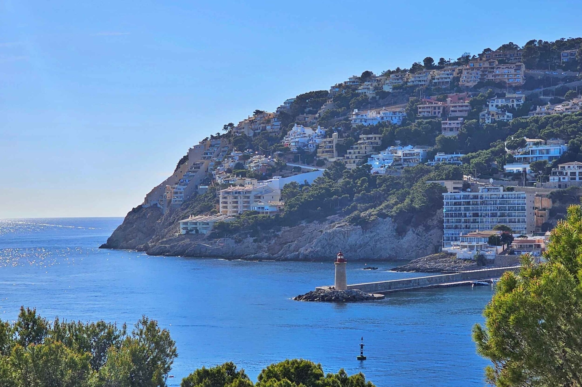 Piso reformado con vistas de 180° al mar, al puerto y a la montaña
