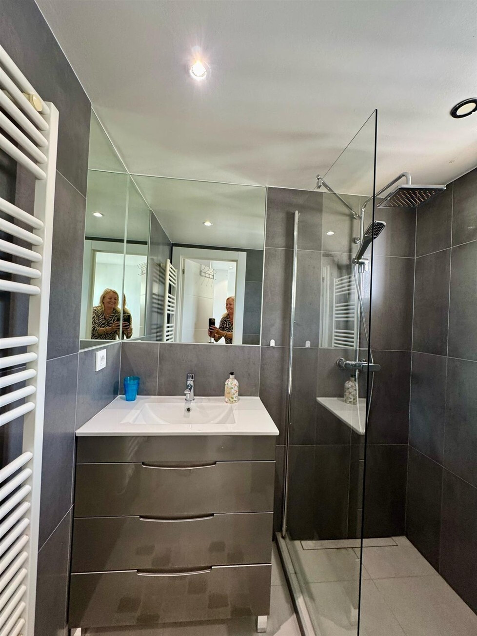 Modernisiertes Apartment mit Meerblick in zweiter Meereslinie