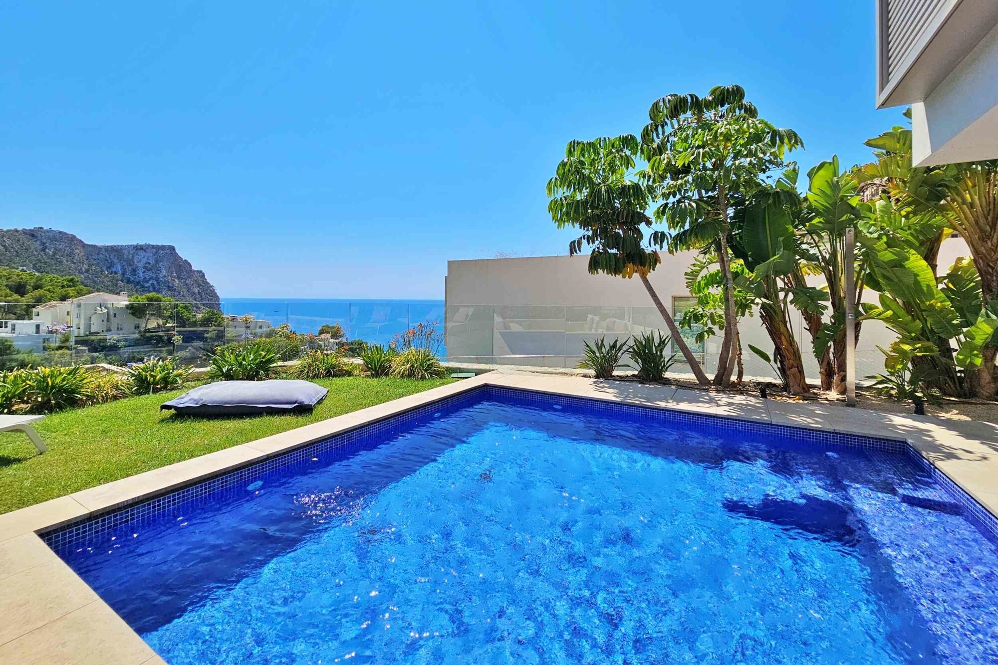 Moderne Villa mit Privatpool in Luxus-Residenz