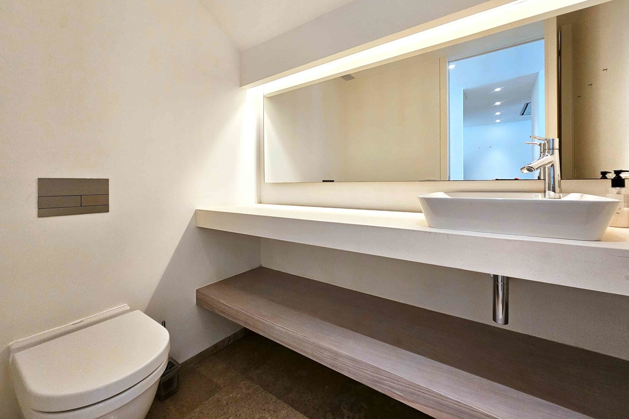 Moderne Villa mit Privatpool in Luxus-Residenz