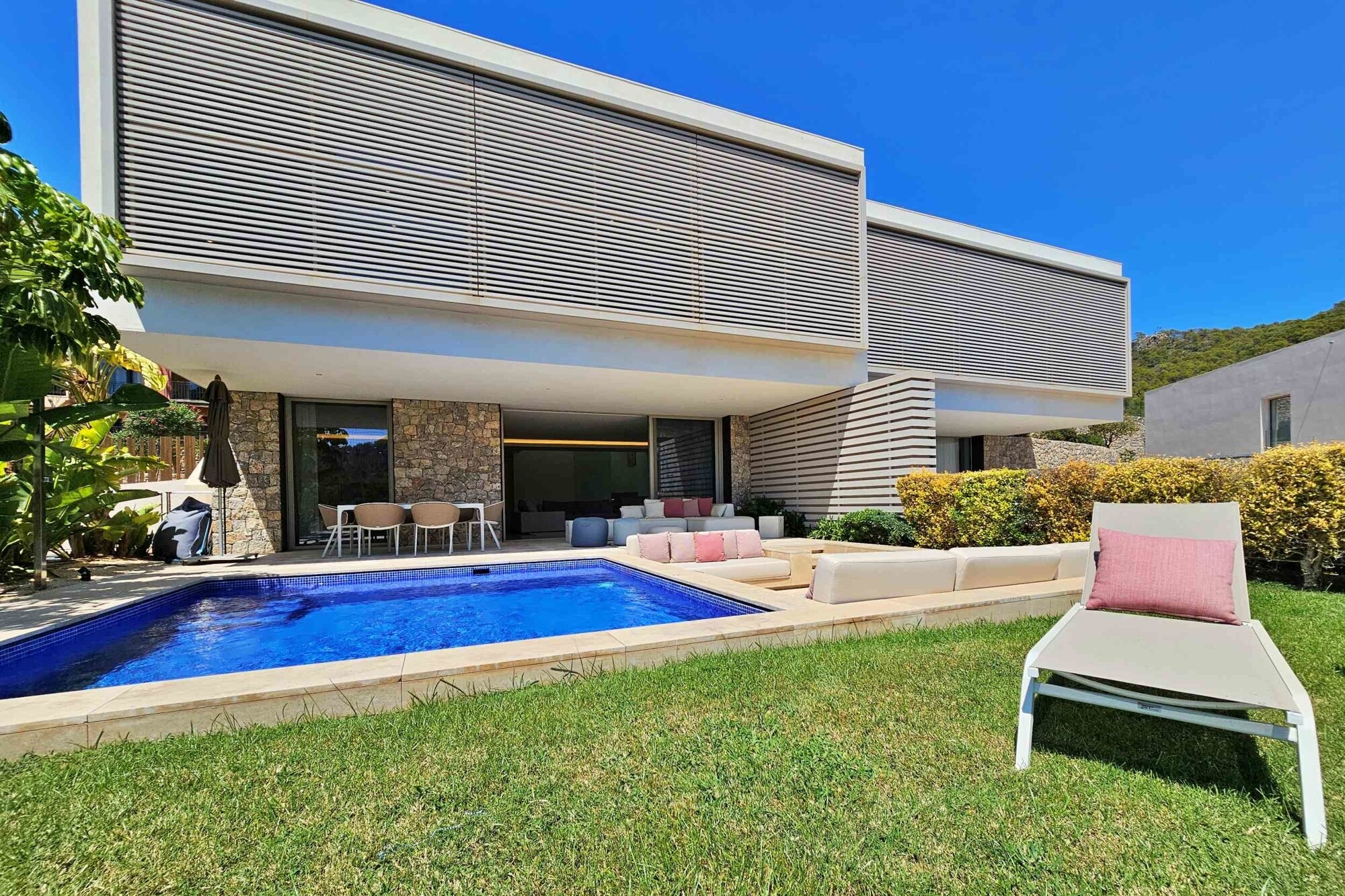 Moderne Villa mit Privatpool in Luxus-Residenz