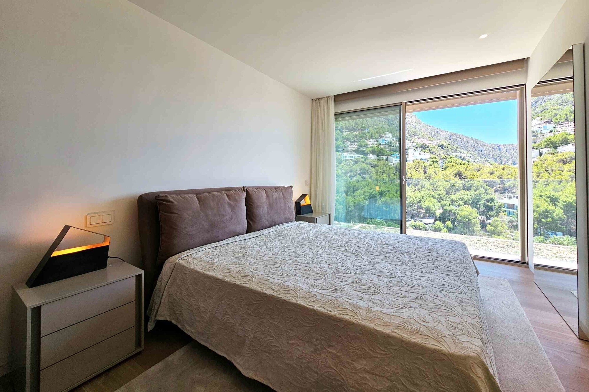 Moderne Villa mit Privatpool in Luxus-Residenz