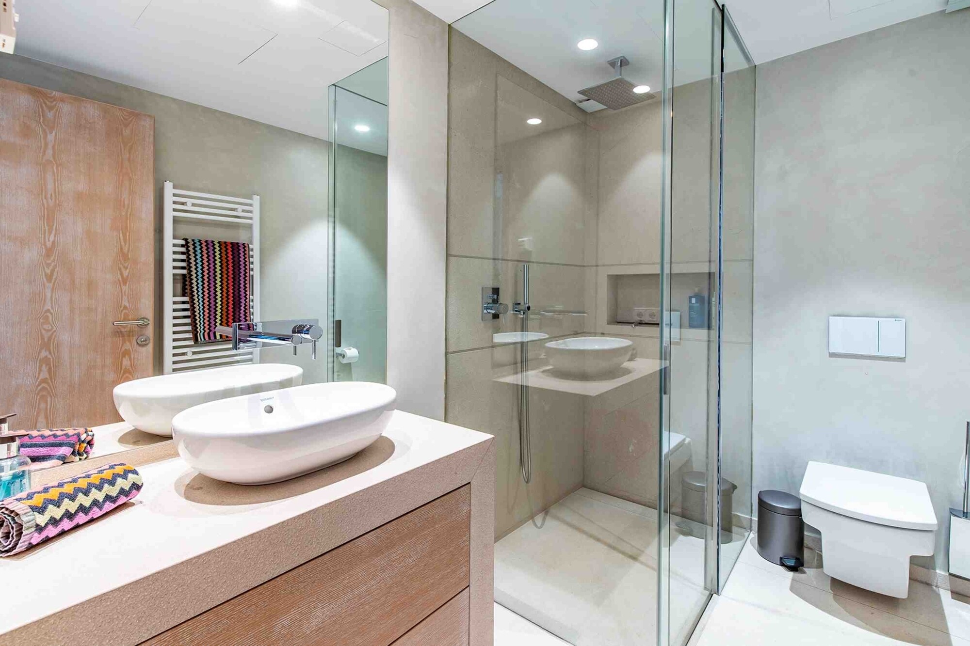 Moderne Doppelhaushälfte mit privatem Swimmingpool