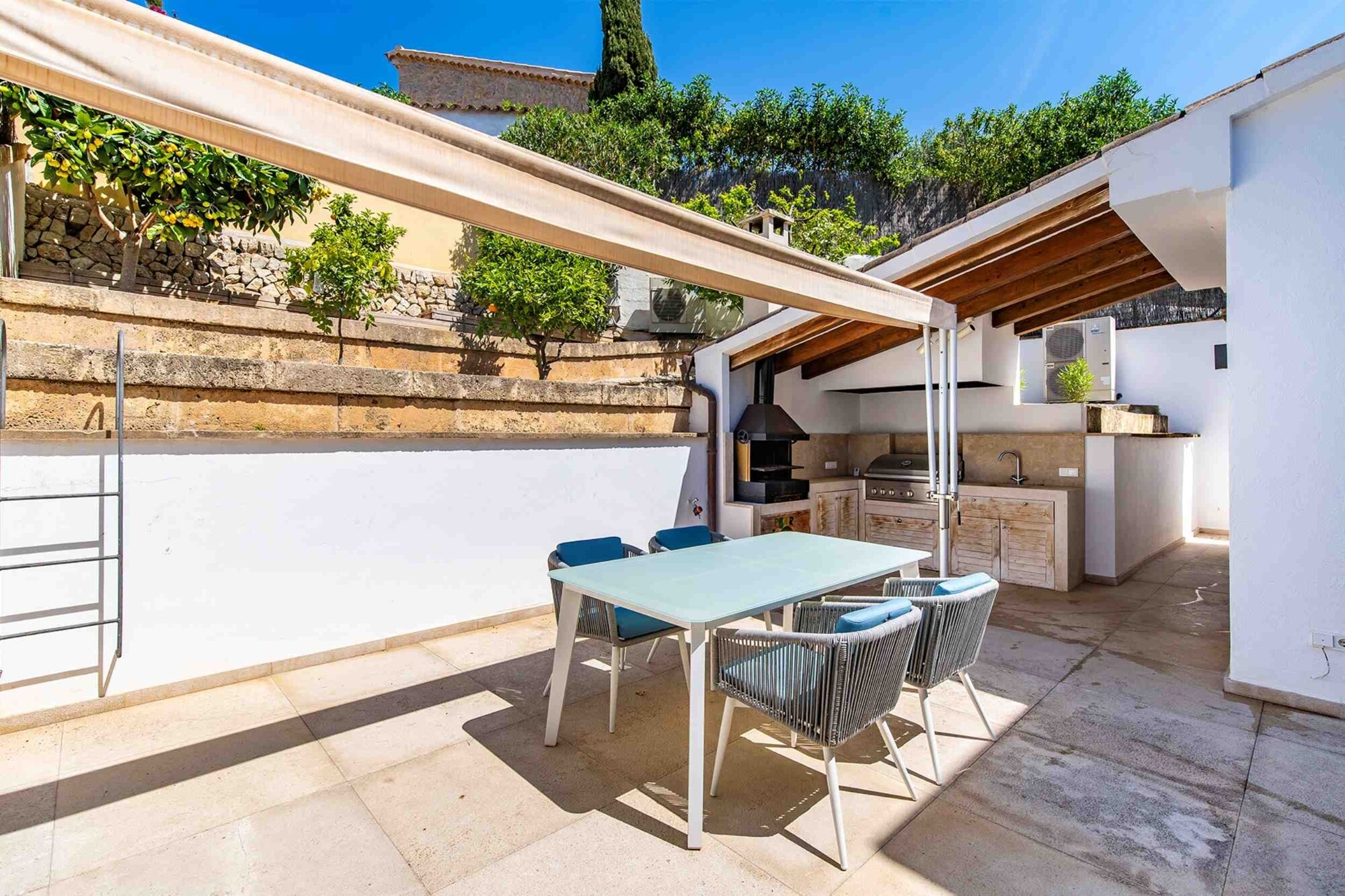 Moderne Doppelhaushälfte mit privatem Swimmingpool