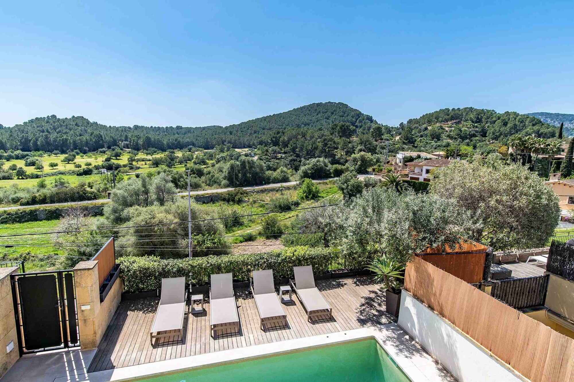 Moderne Doppelhaushälfte mit privatem Swimmingpool