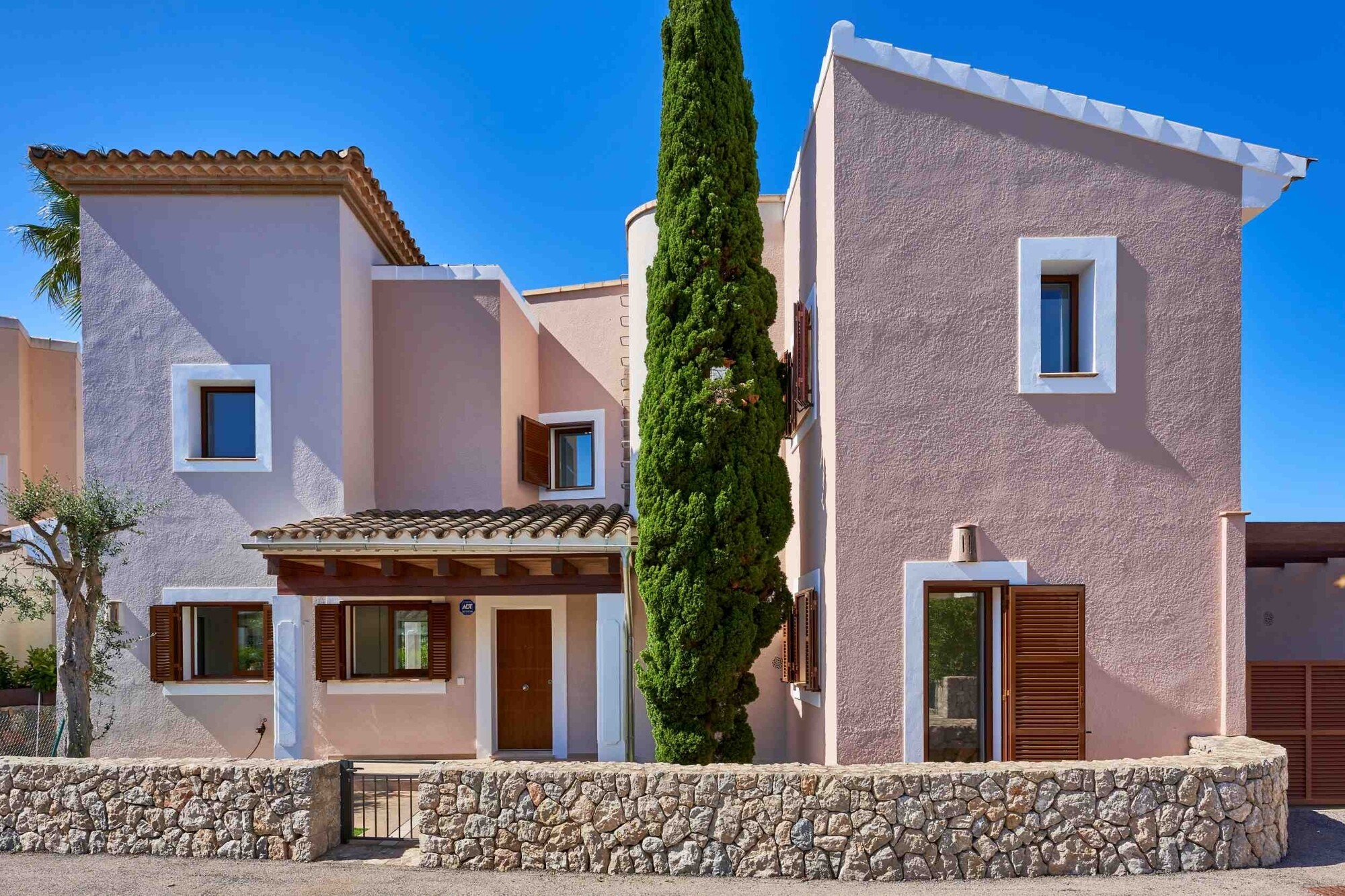 Casa unifamiliar en el campo de golf en un complejo bien cuidado con piscina