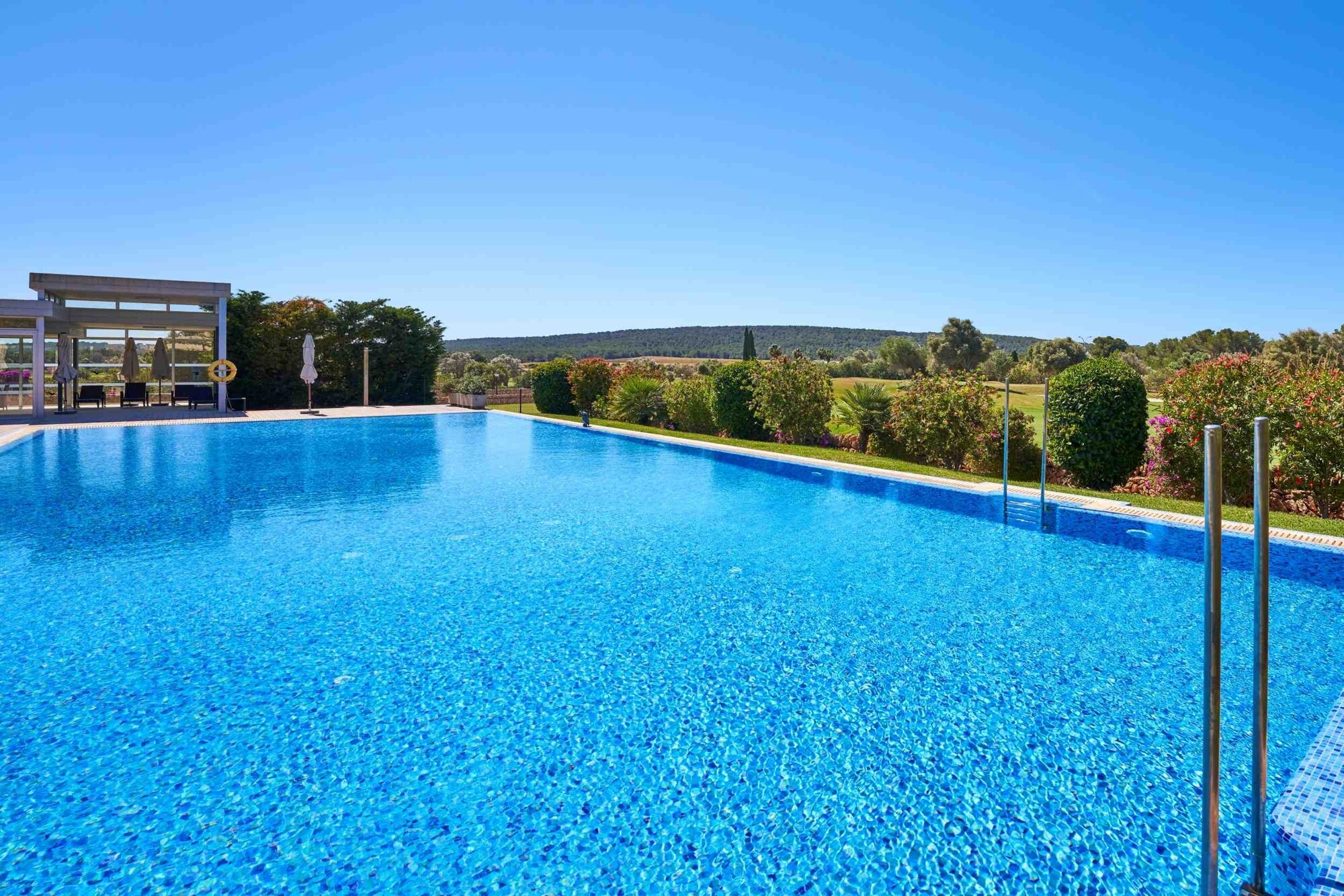 Casa unifamiliar en el campo de golf en un complejo bien cuidado con piscina