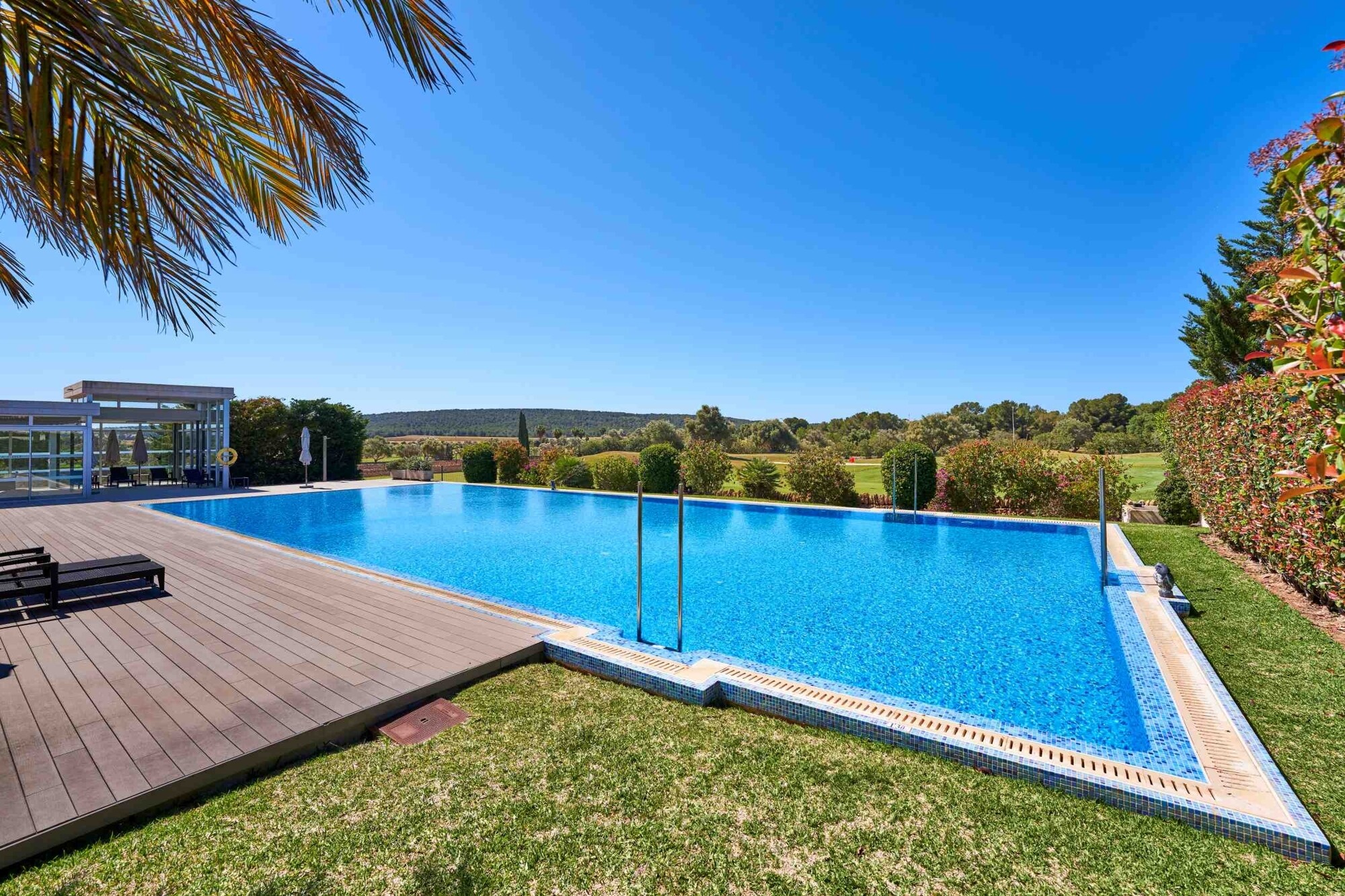 Casa unifamiliar en el campo de golf en un complejo bien cuidado con piscina