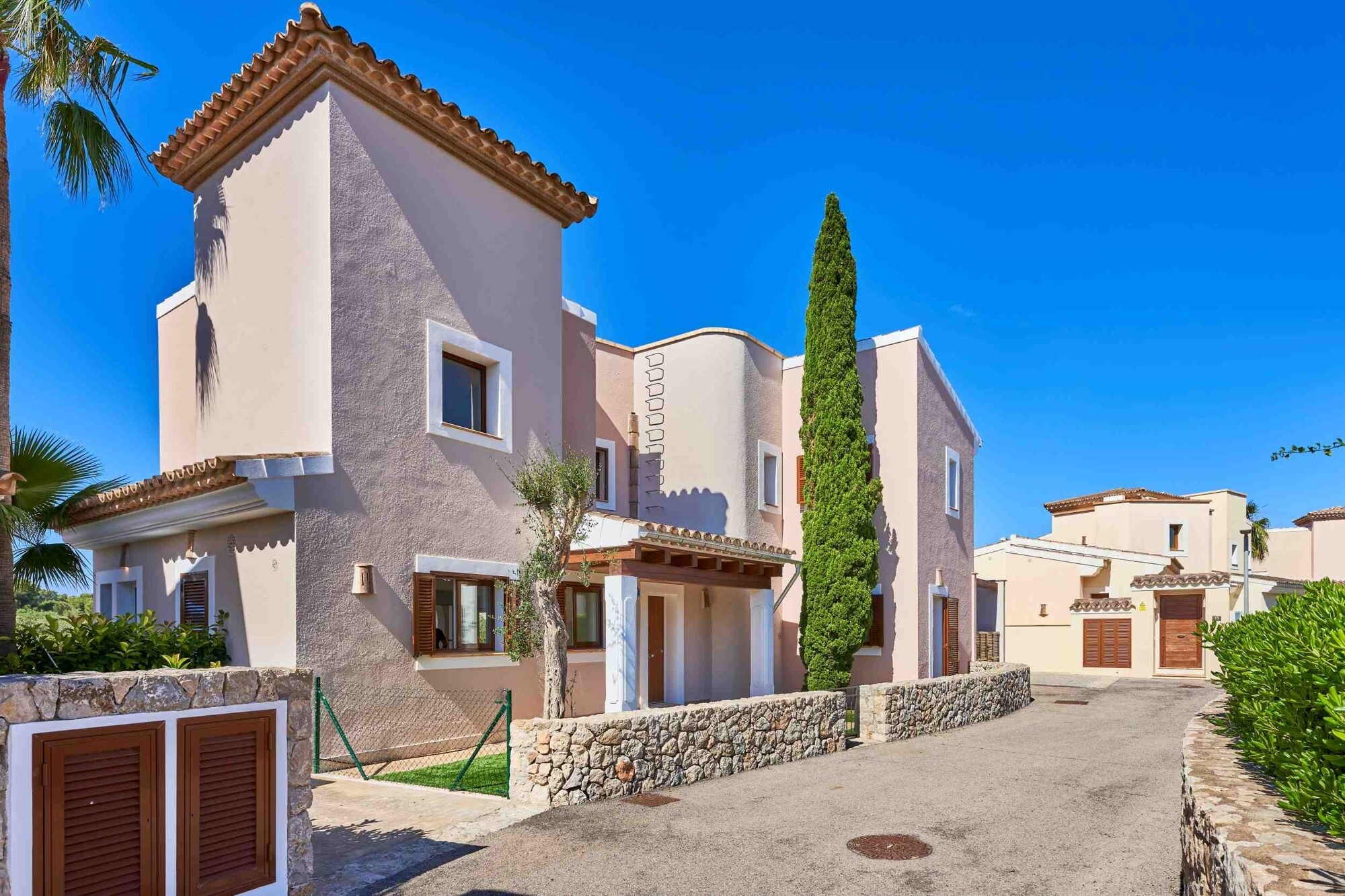 Casa unifamiliar en el campo de golf en un complejo bien cuidado con piscina