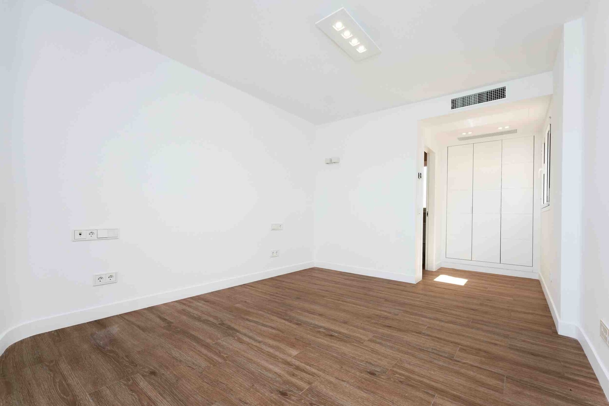 Casa unifamiliar en el campo de golf en un complejo bien cuidado con piscina