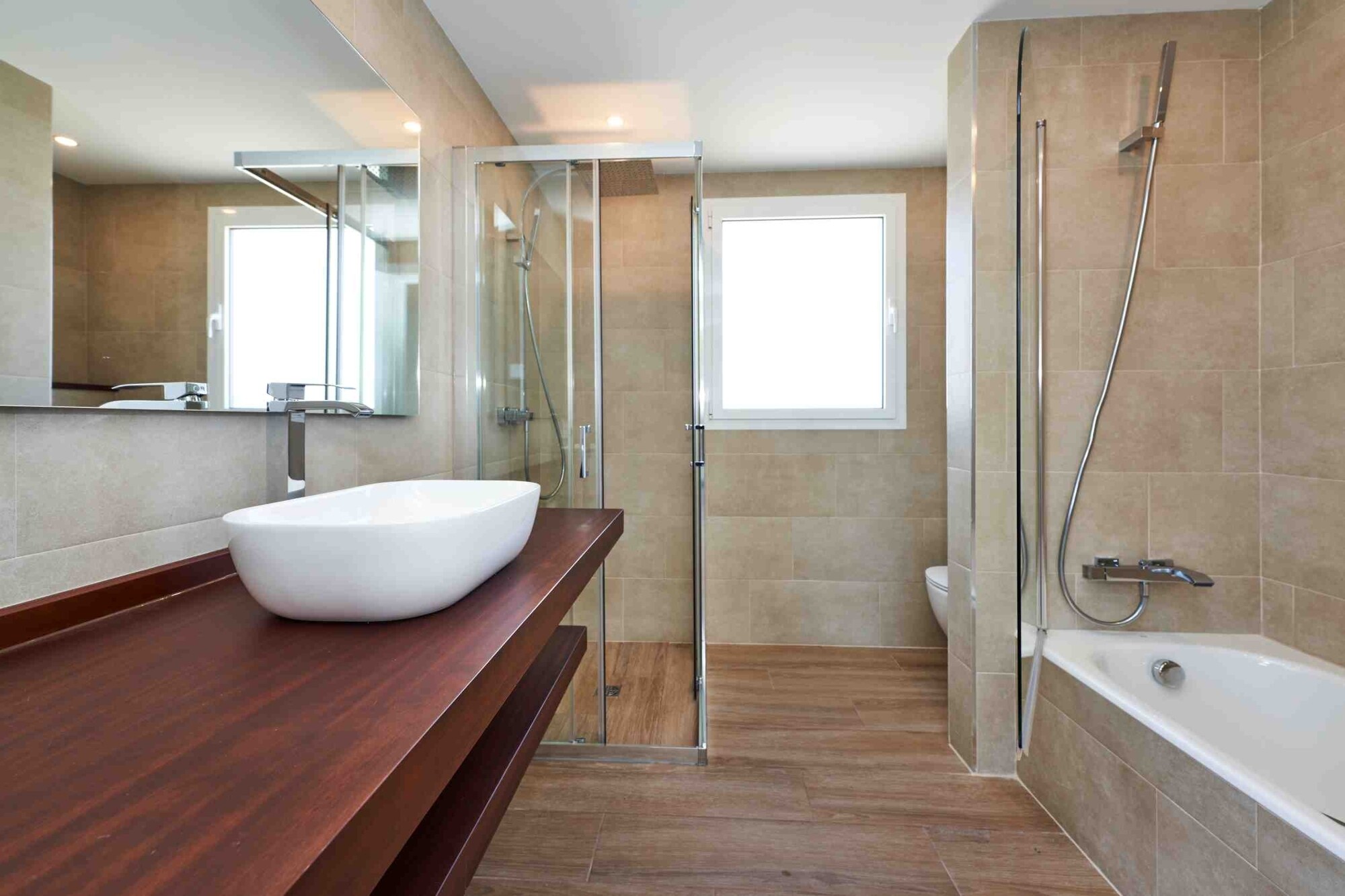 Casa unifamiliar en el campo de golf en un complejo bien cuidado con piscina