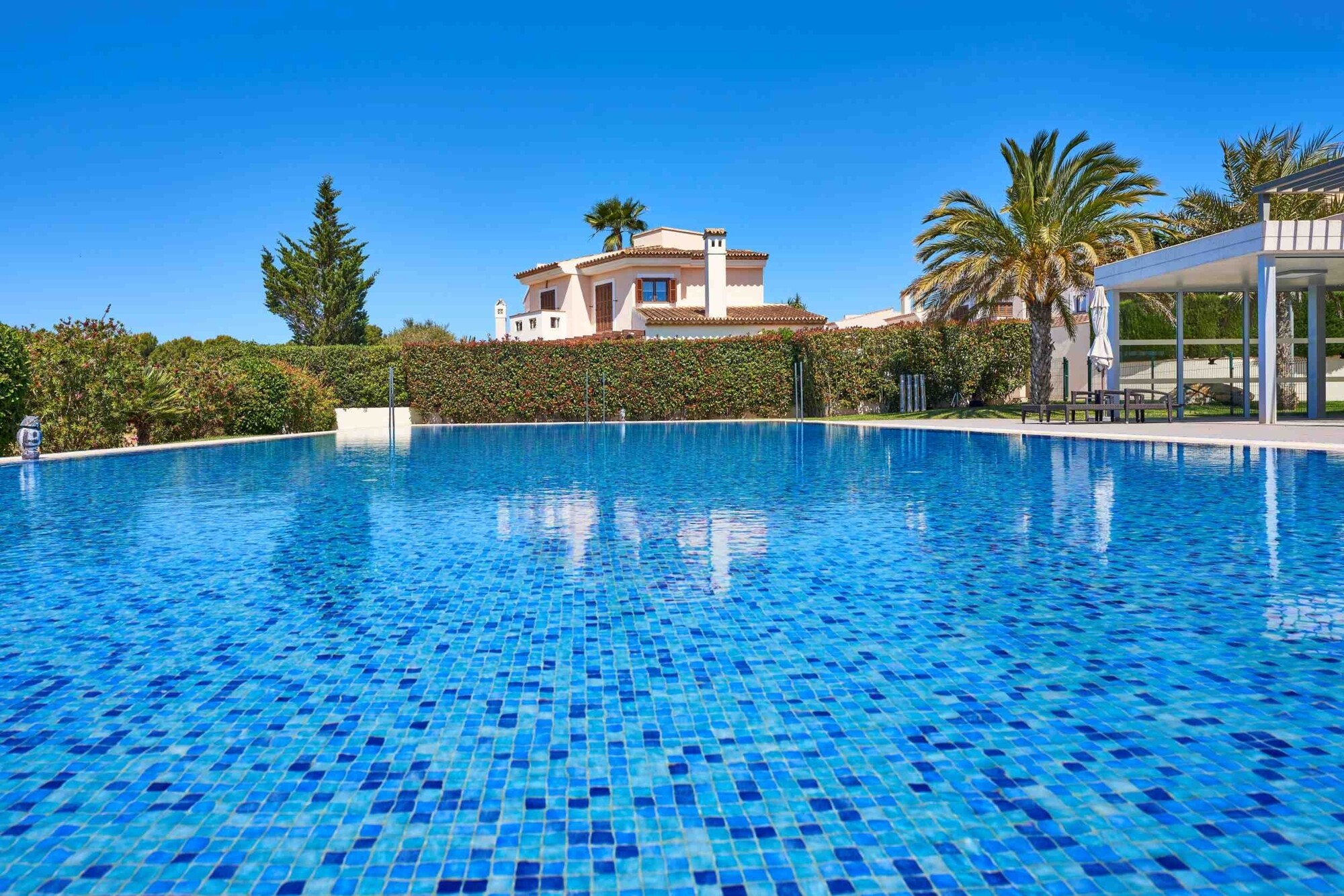 Casa unifamiliar en el campo de golf en un complejo bien cuidado con piscina