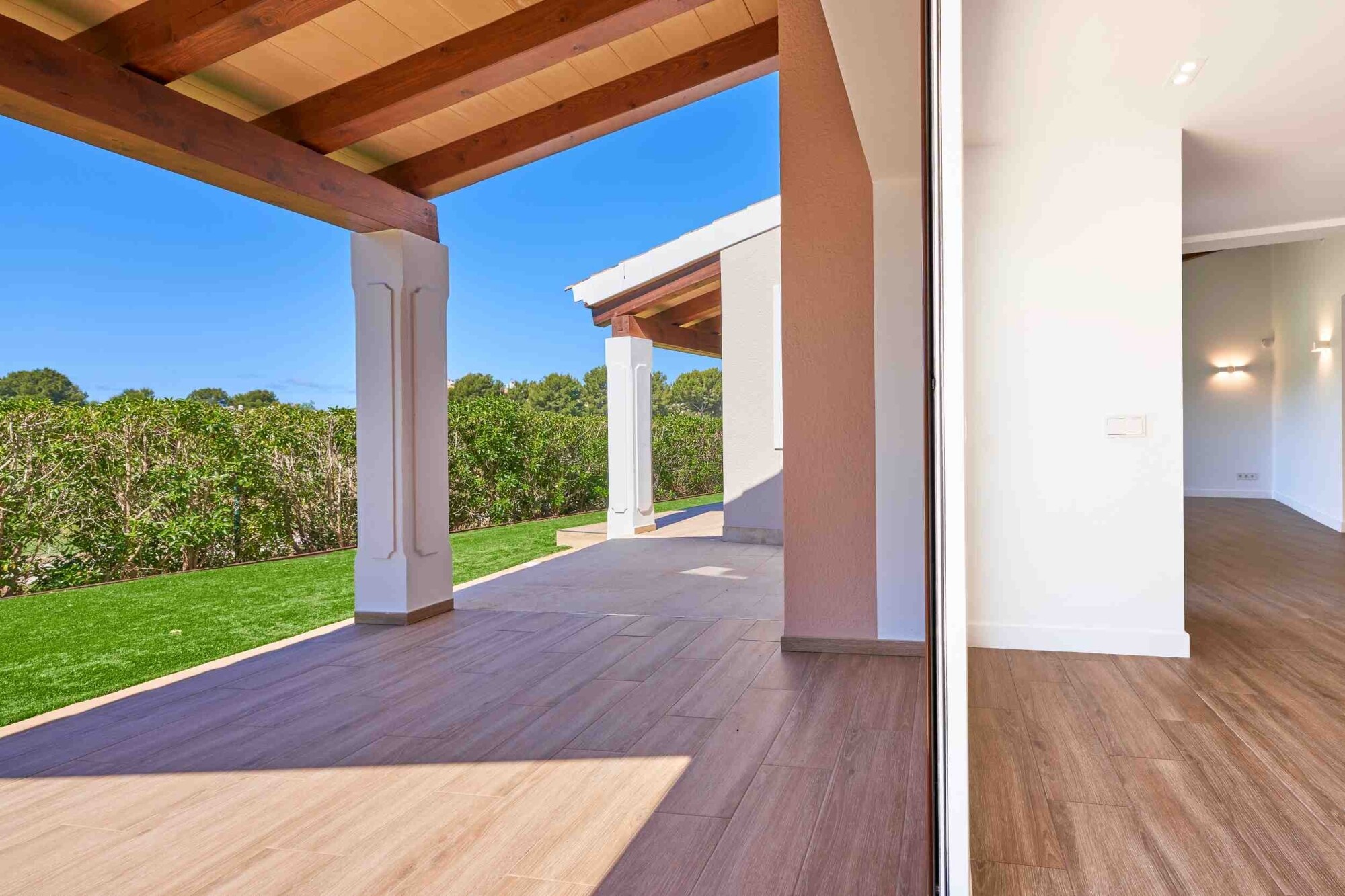 Casa unifamiliar en el campo de golf en un complejo bien cuidado con piscina