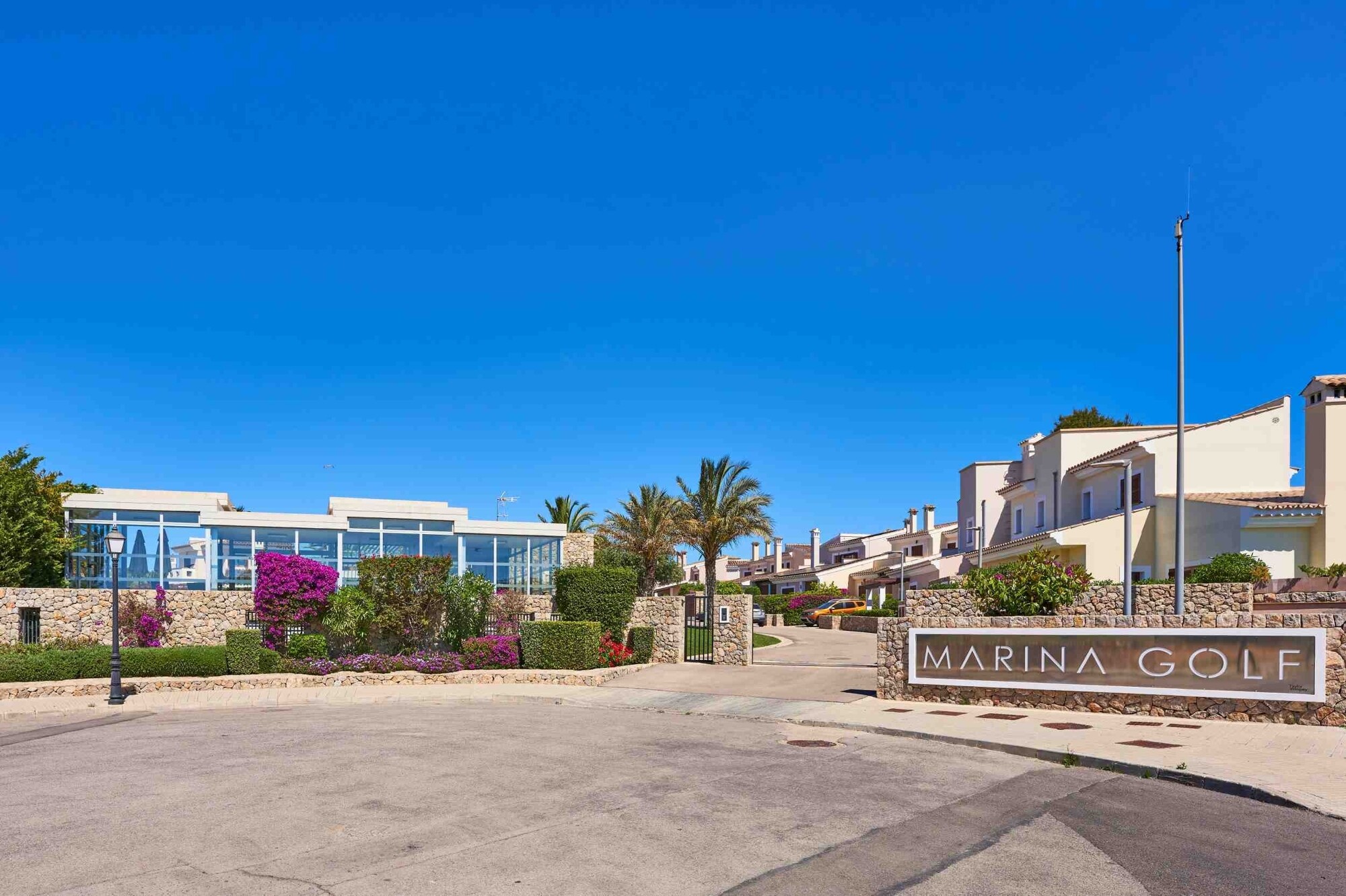 Casa unifamiliar en el campo de golf en un complejo bien cuidado con piscina