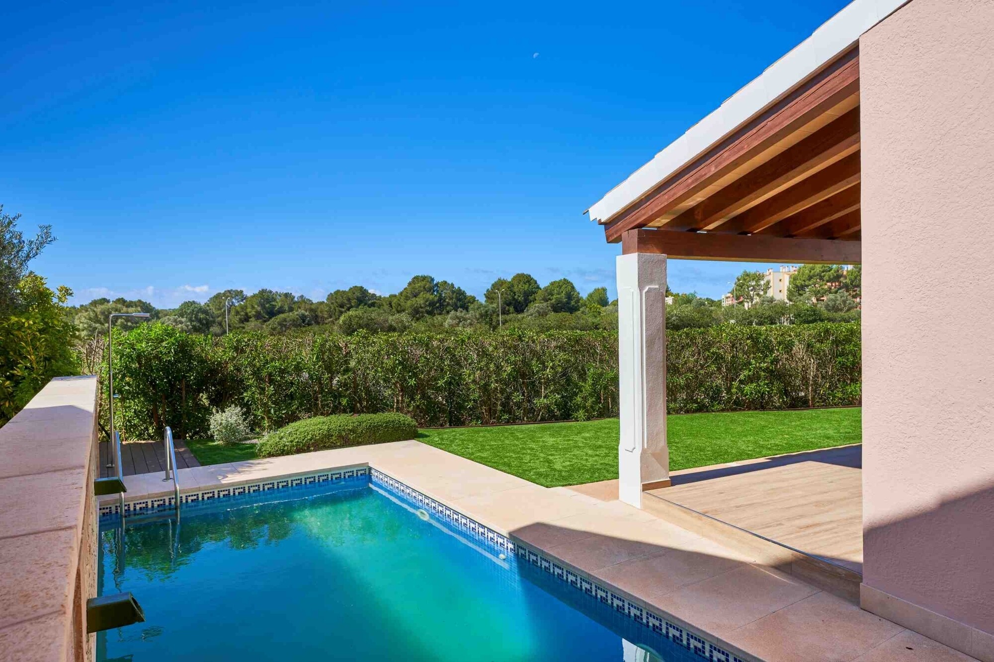 Casa unifamiliar en el campo de golf en un complejo bien cuidado con piscina